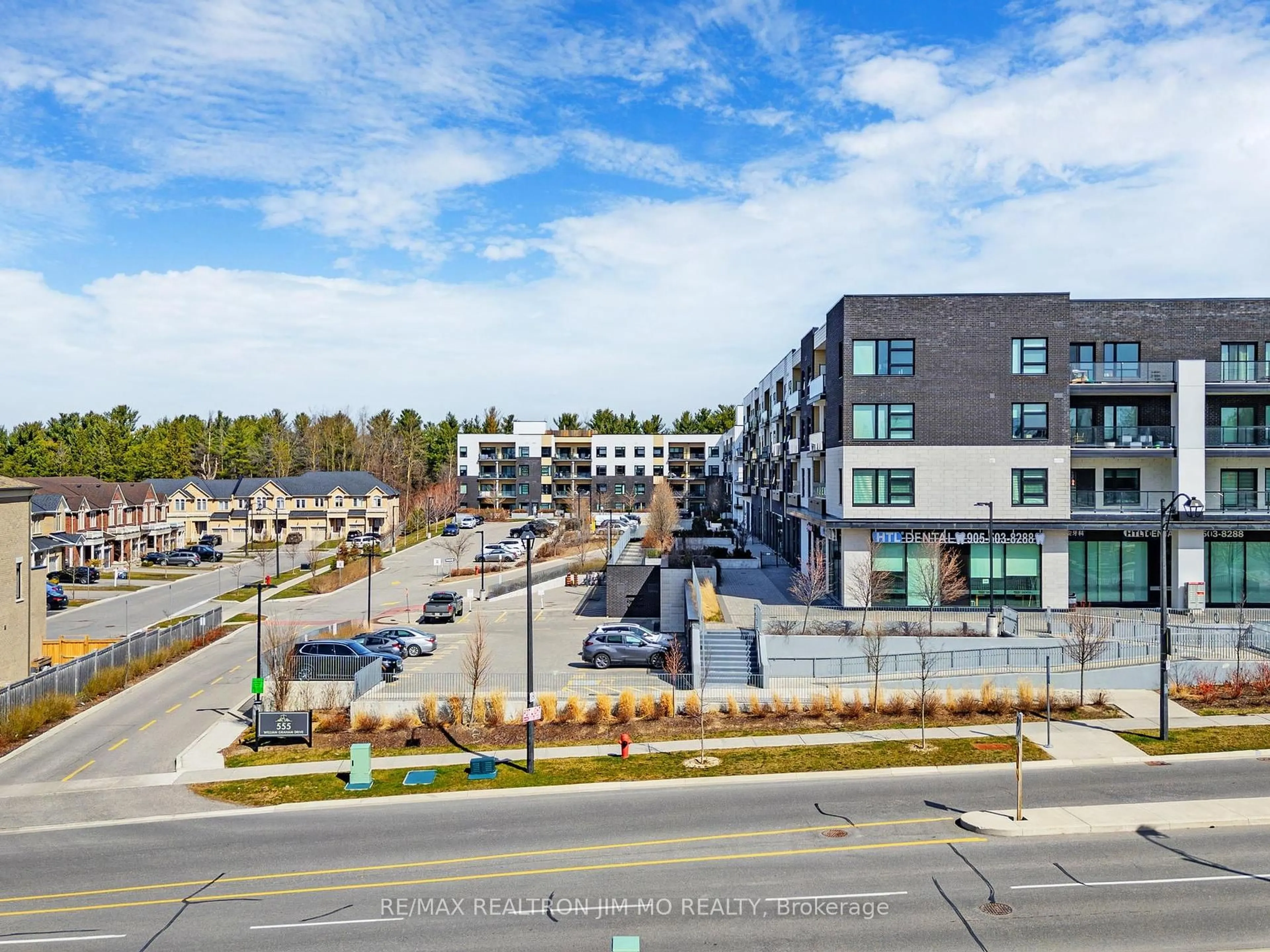 A pic from outside/outdoor area/front of a property/back of a property/a pic from drone, unknown for 555 William Graham Dr #416, Aurora Ontario L4G 3H9