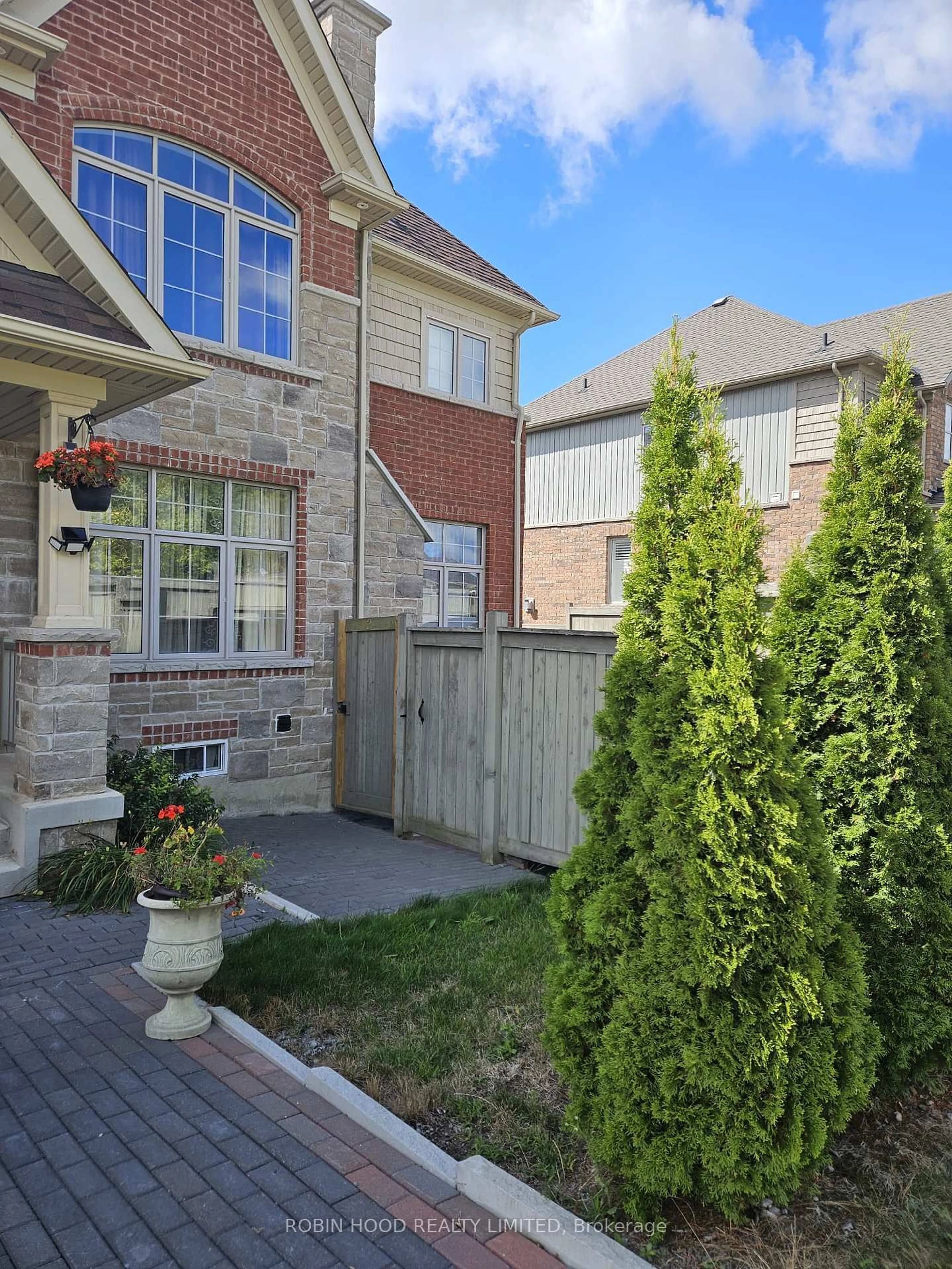 Home with brick exterior material, street for 2 Leaden Hall Dr, East Gwillimbury Ontario L9N 0R5