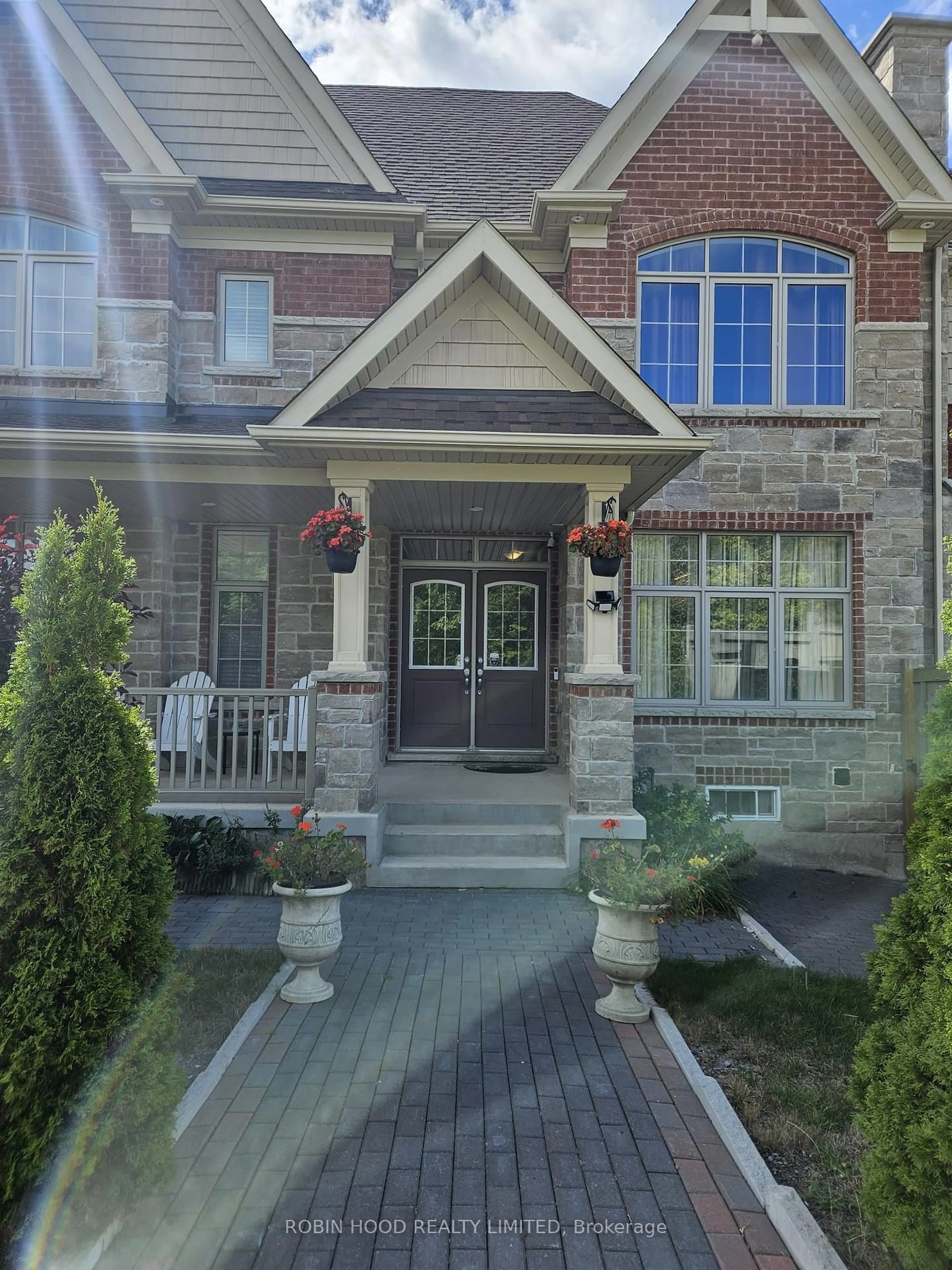 Home with brick exterior material, street for 2 Leaden Hall Dr, East Gwillimbury Ontario L9N 0R5