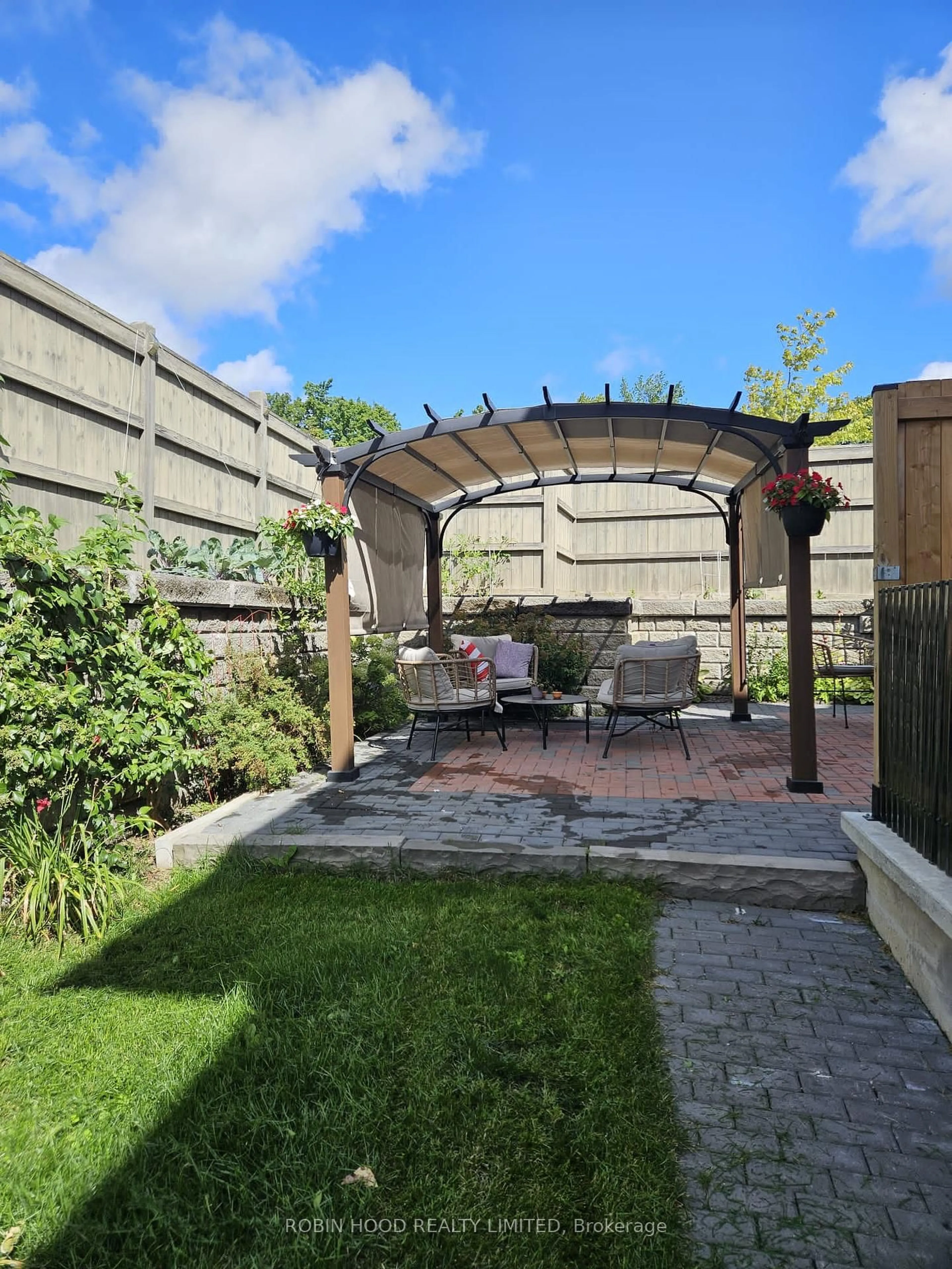 Patio, street for 2 Leaden Hall Dr, East Gwillimbury Ontario L9N 0R5