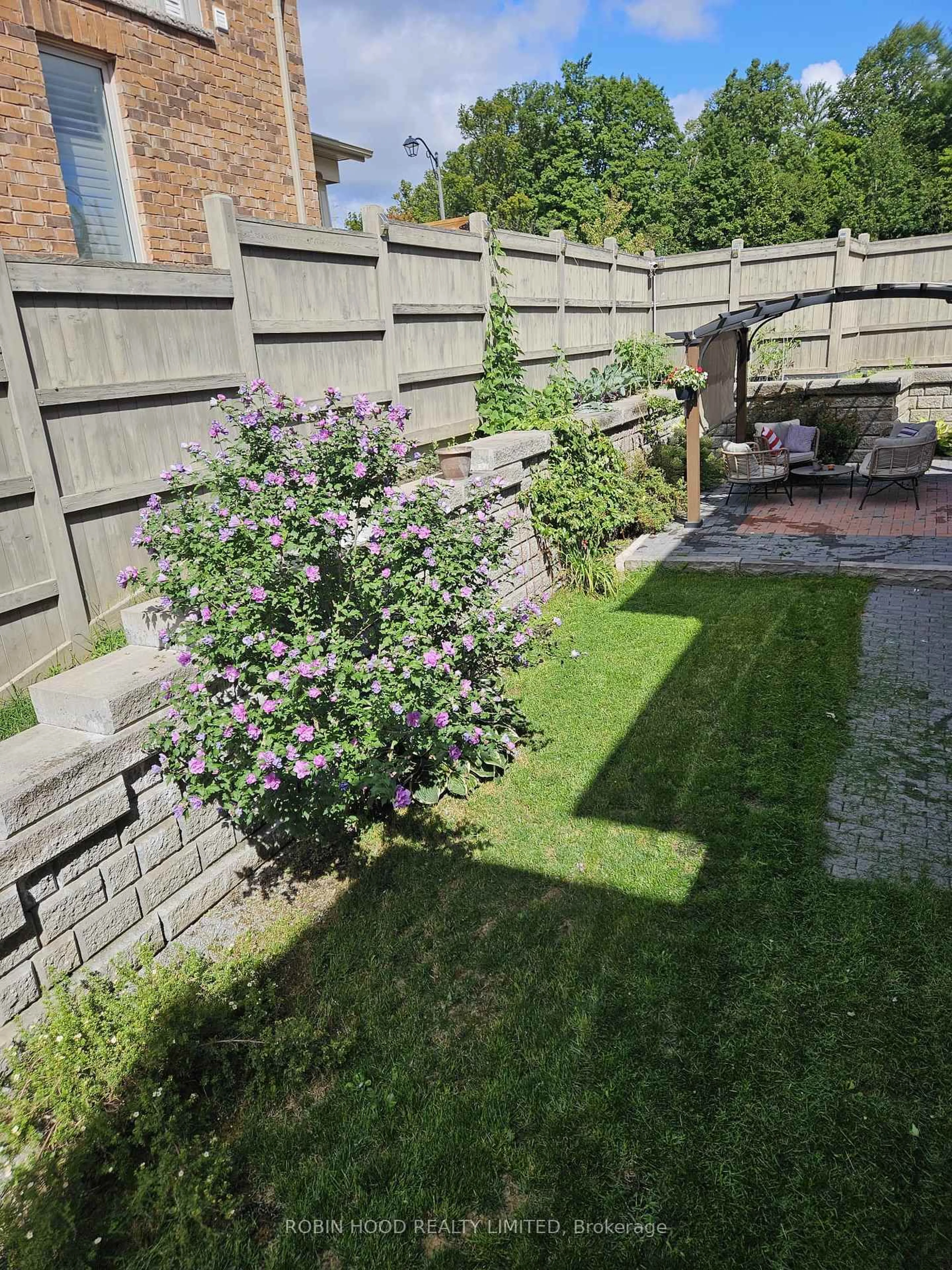 Patio, street for 2 Leaden Hall Dr, East Gwillimbury Ontario L9N 0R5