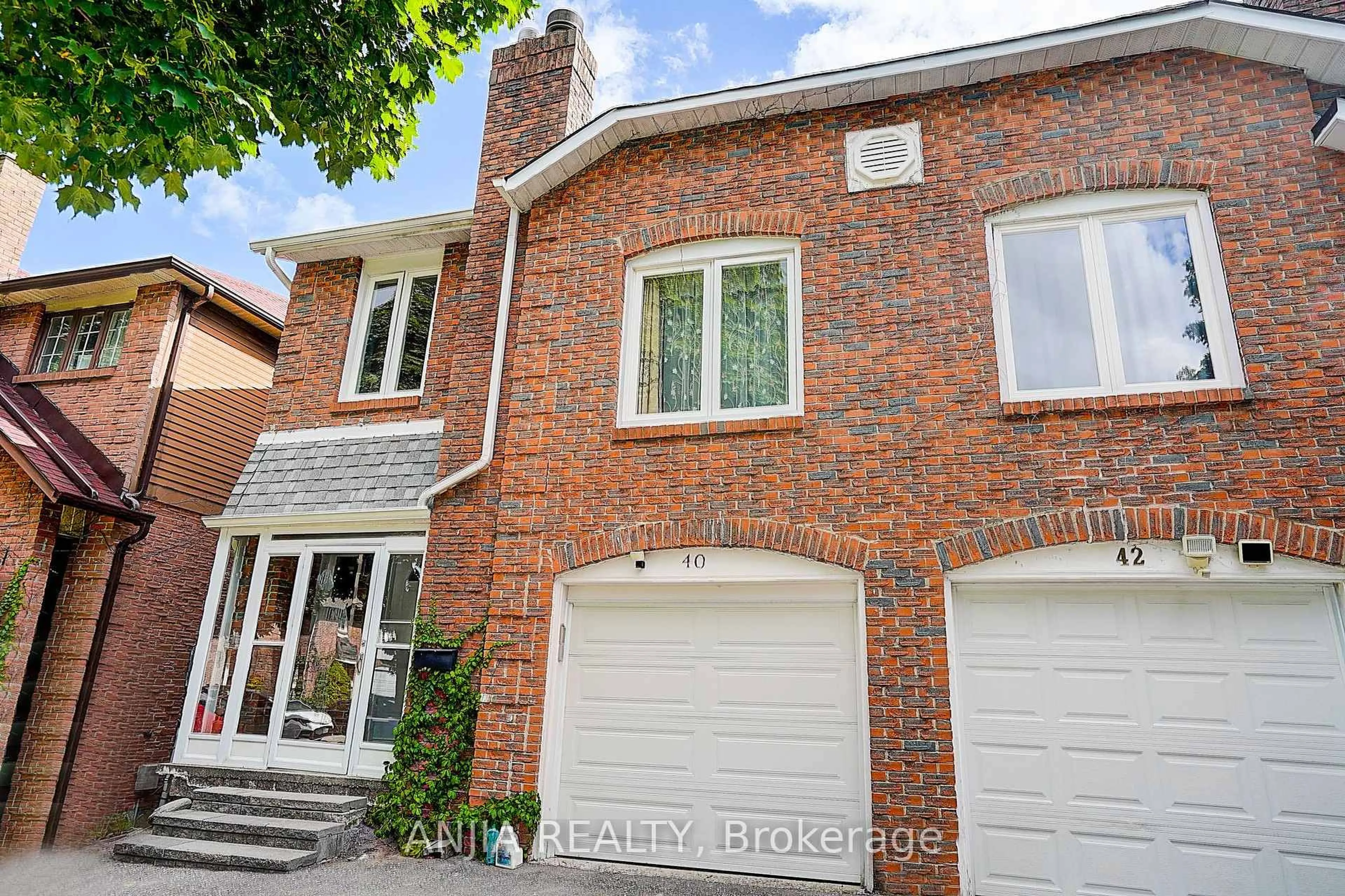 Home with brick exterior material, street for 40 Foxglove Crt, Markham Ontario L3R 3Y3