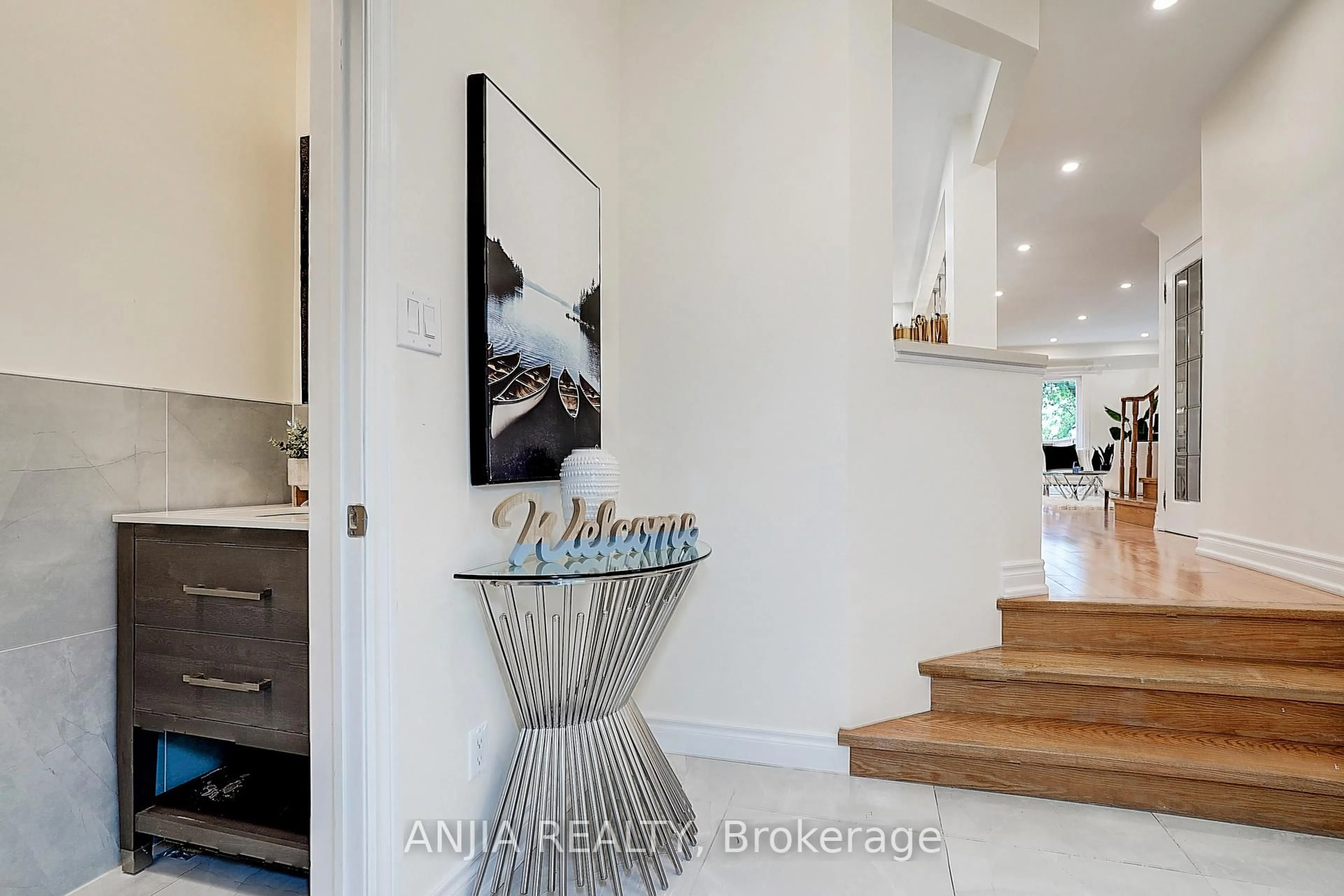 Indoor entryway for 40 Foxglove Crt, Markham Ontario L3R 3Y3
