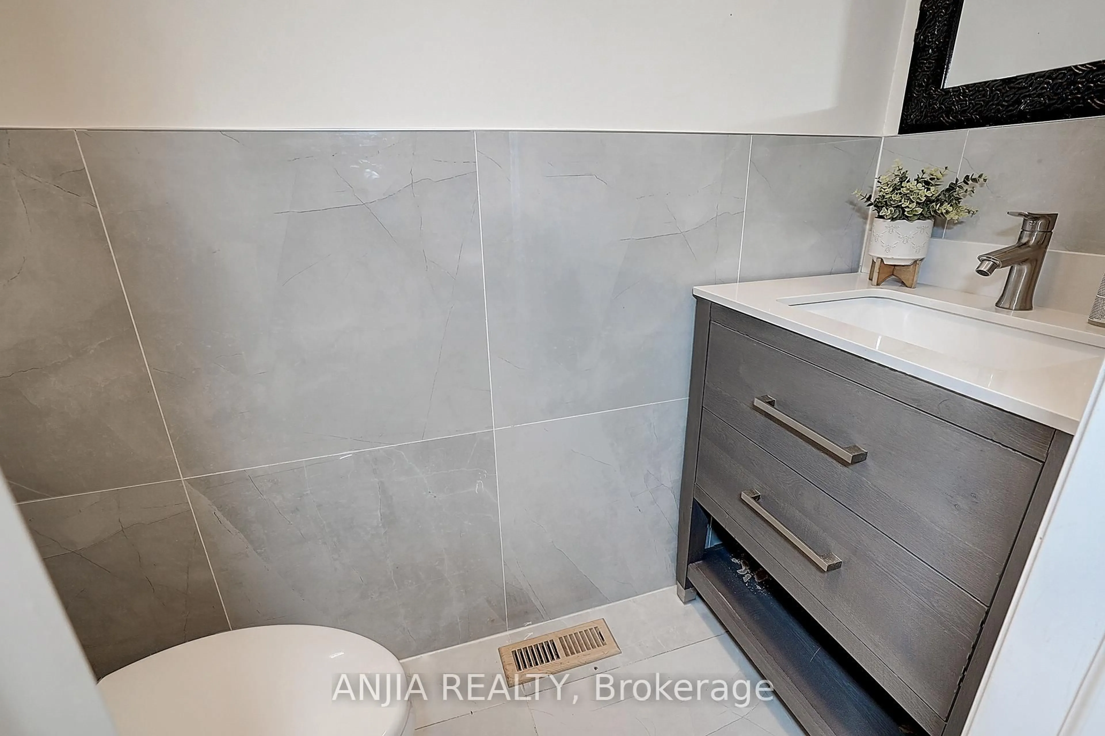 Contemporary bathroom, ceramic/tile floor for 40 Foxglove Crt, Markham Ontario L3R 3Y3