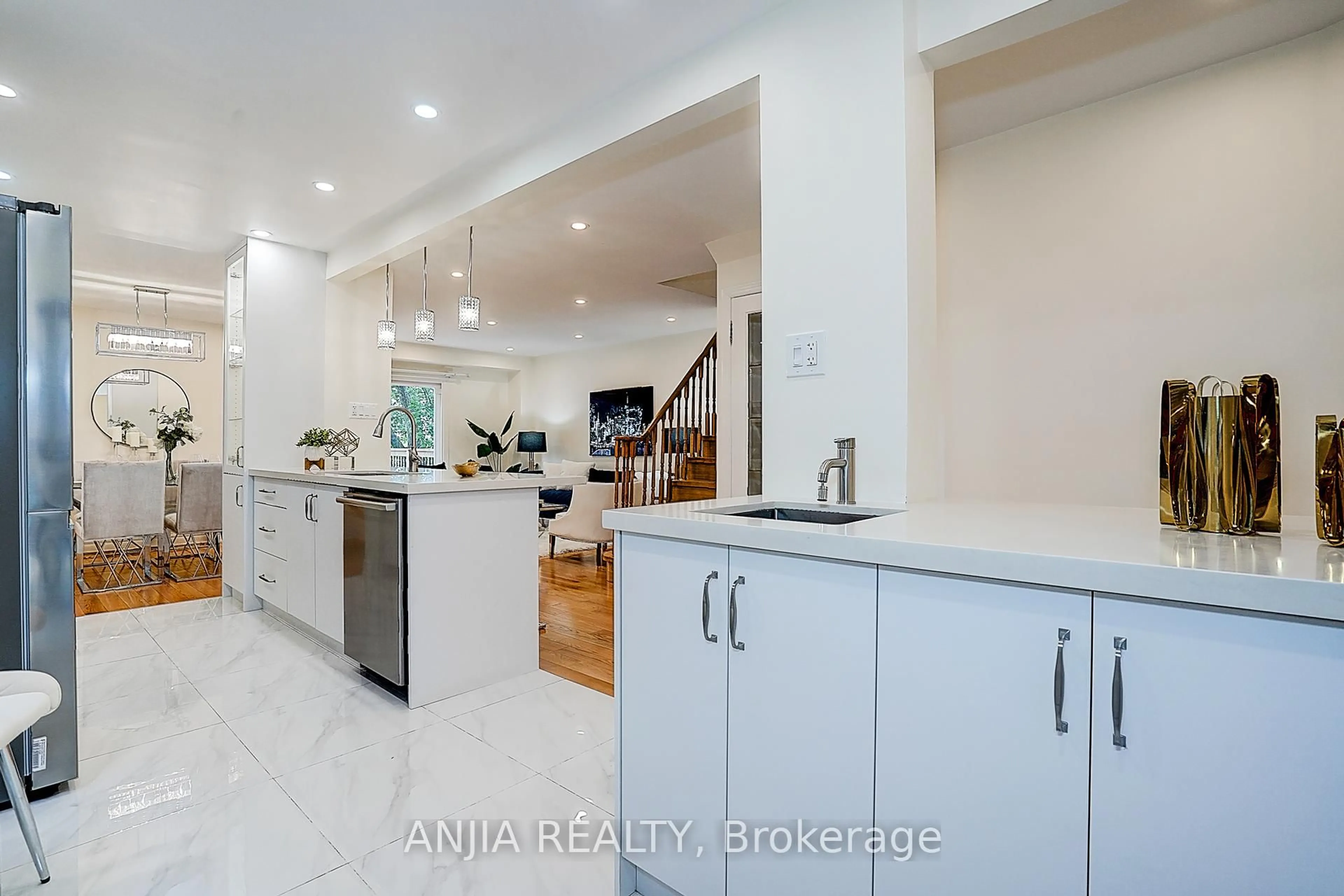 Open concept kitchen, ceramic/tile floor for 40 Foxglove Crt, Markham Ontario L3R 3Y3
