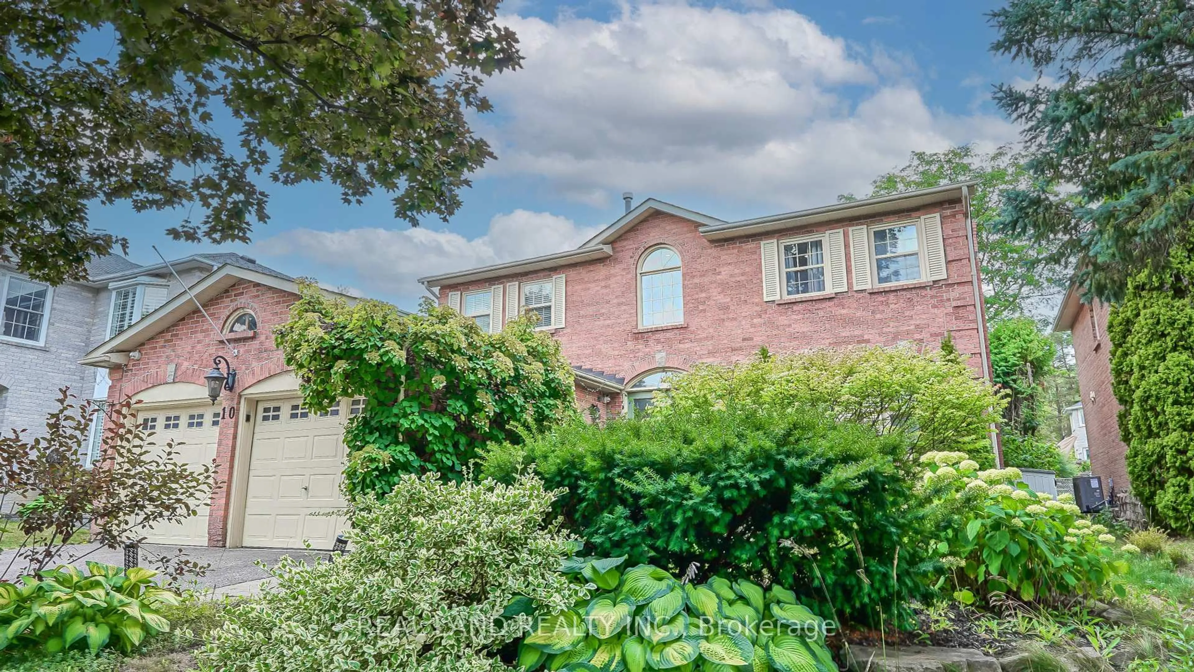 A pic from outside/outdoor area/front of a property/back of a property/a pic from drone, street for 10 Timpson Dr, Aurora Ontario L4G 5K6