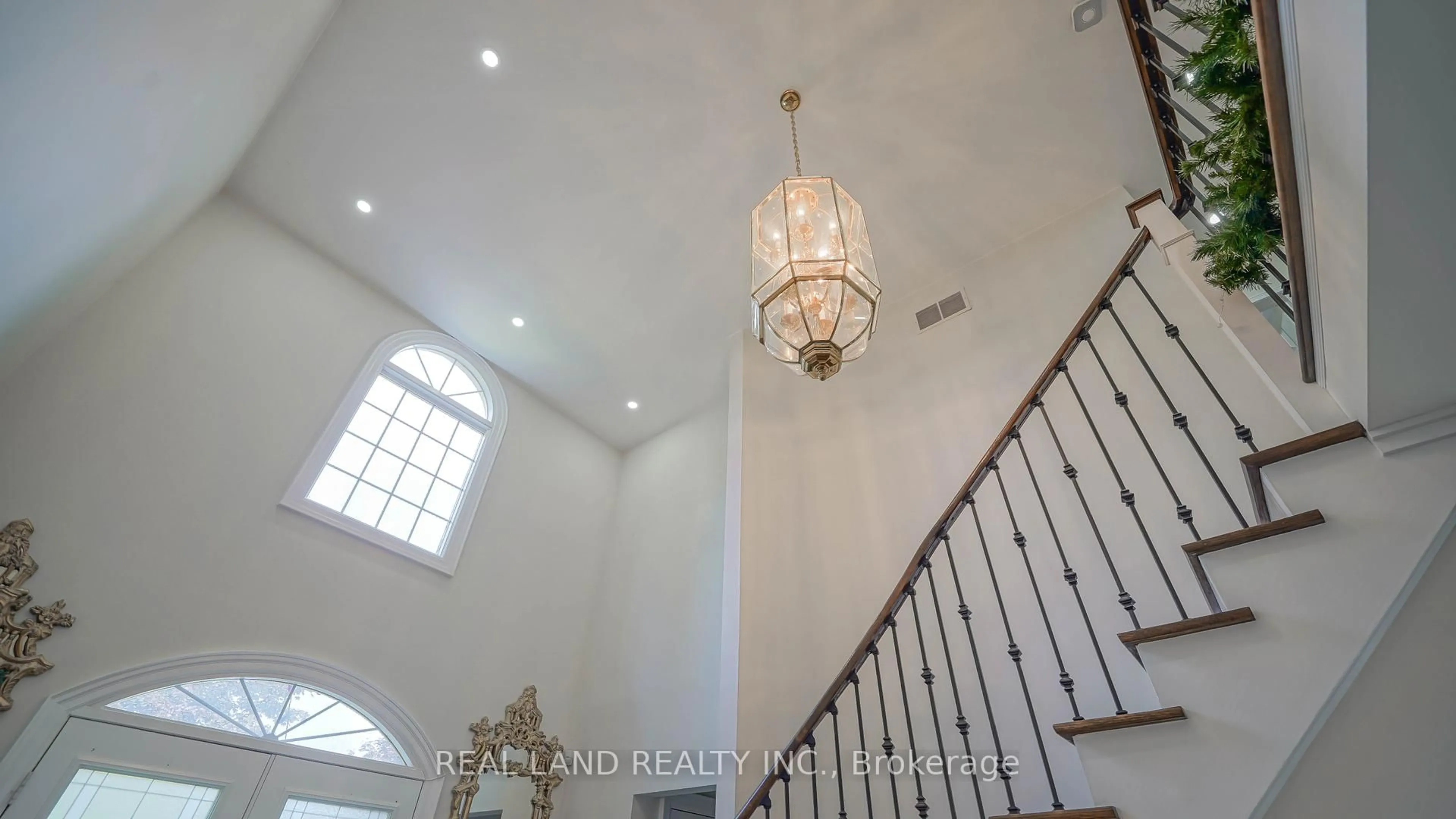 Indoor foyer for 10 Timpson Dr, Aurora Ontario L4G 5K6