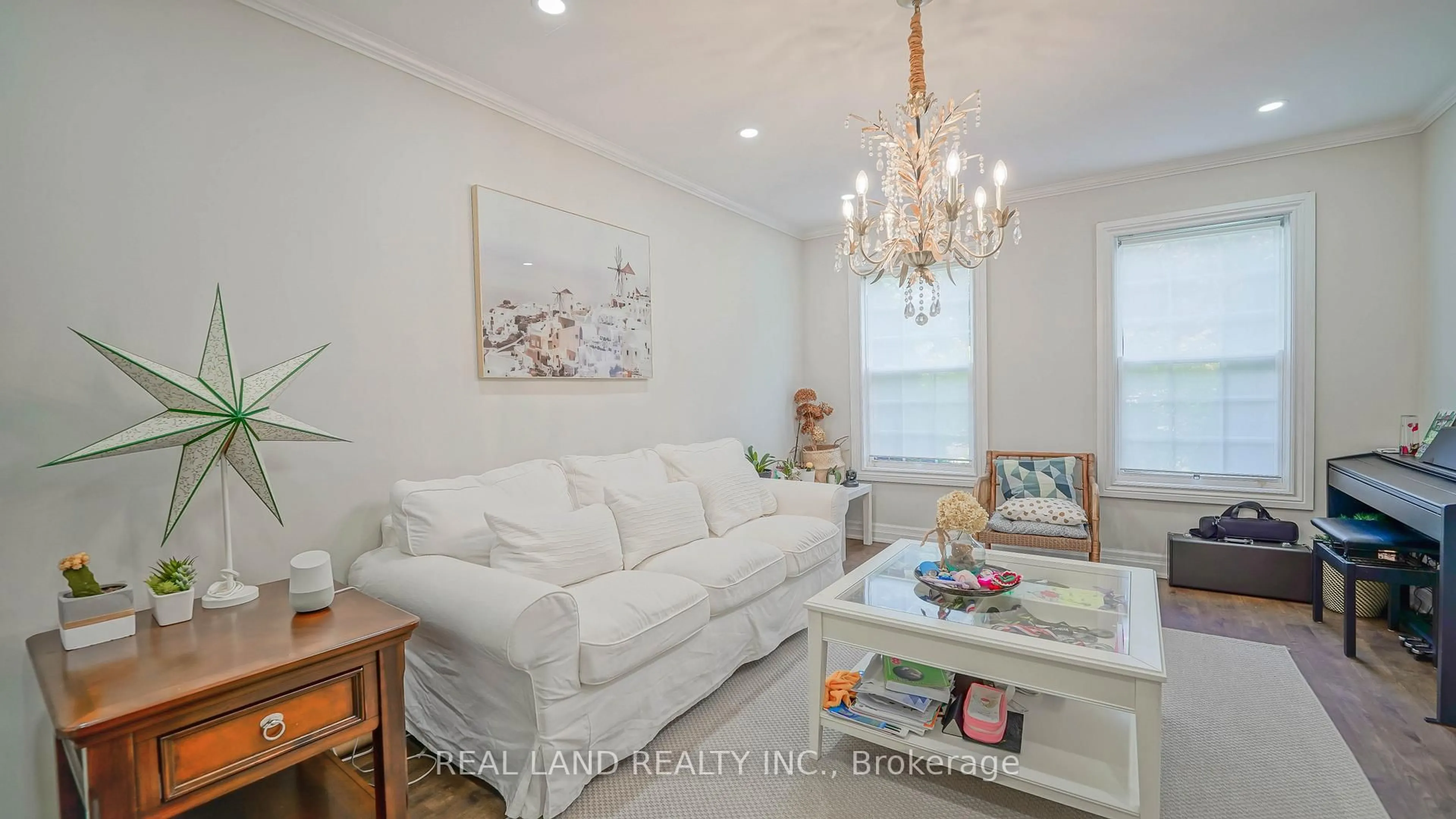 Living room with furniture, unknown for 10 Timpson Dr, Aurora Ontario L4G 5K6