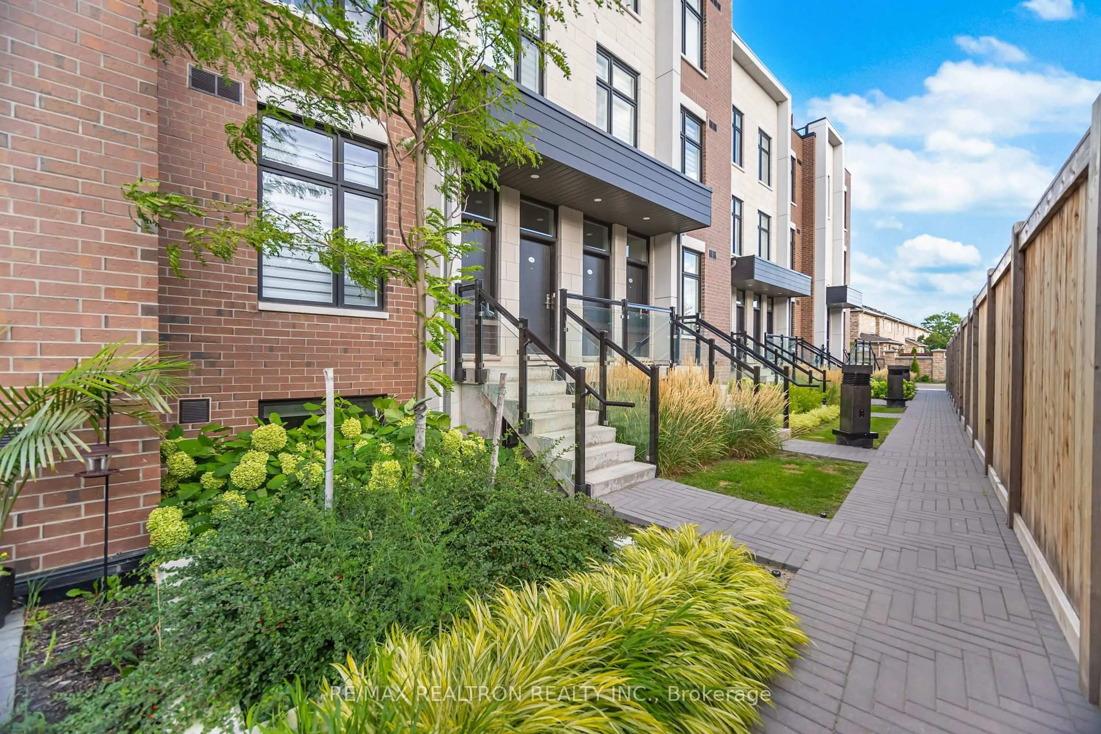 Patio, street for 9580 Islington Ave #L142, Vaughan Ontario L4H 5E8