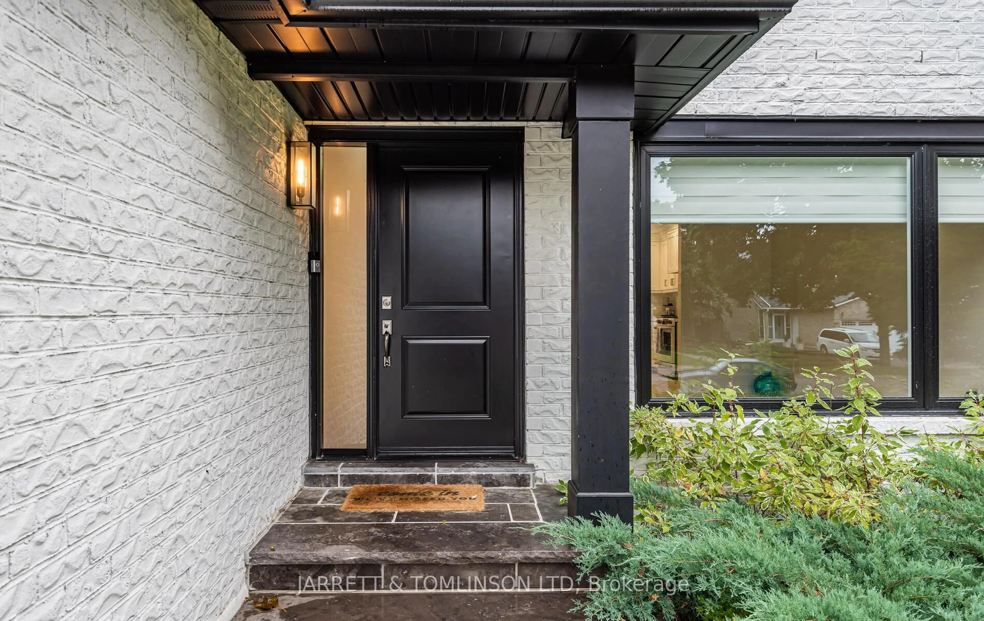 Indoor entryway for 171 Walton Dr, Aurora Ontario L4G 3P8