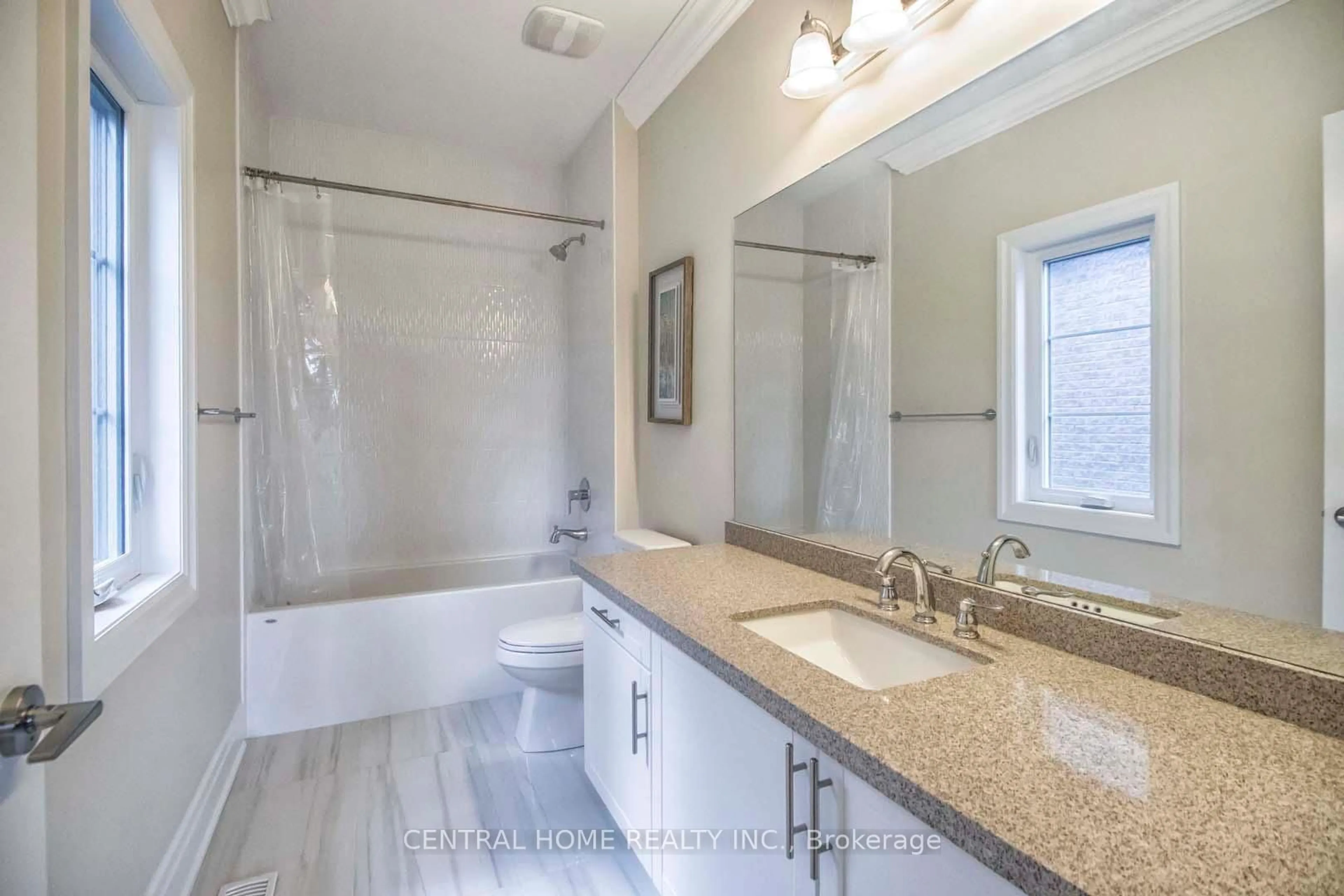 Standard bathroom, ceramic/tile floor for 122 Burns Blvd, King Ontario L7B 0M2