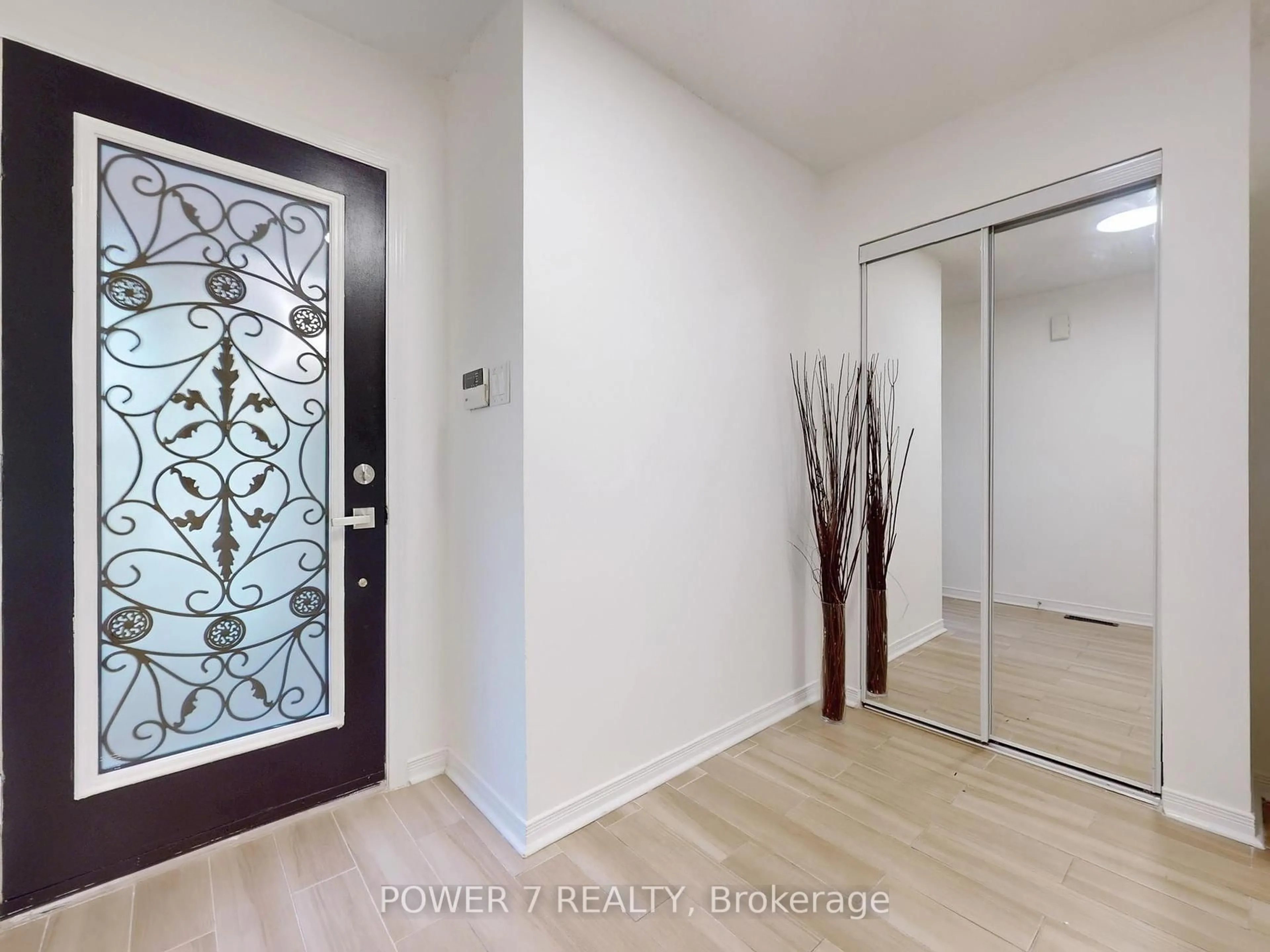 Indoor entryway for 7 Angela Crt, Markham Ontario L3S 4K8