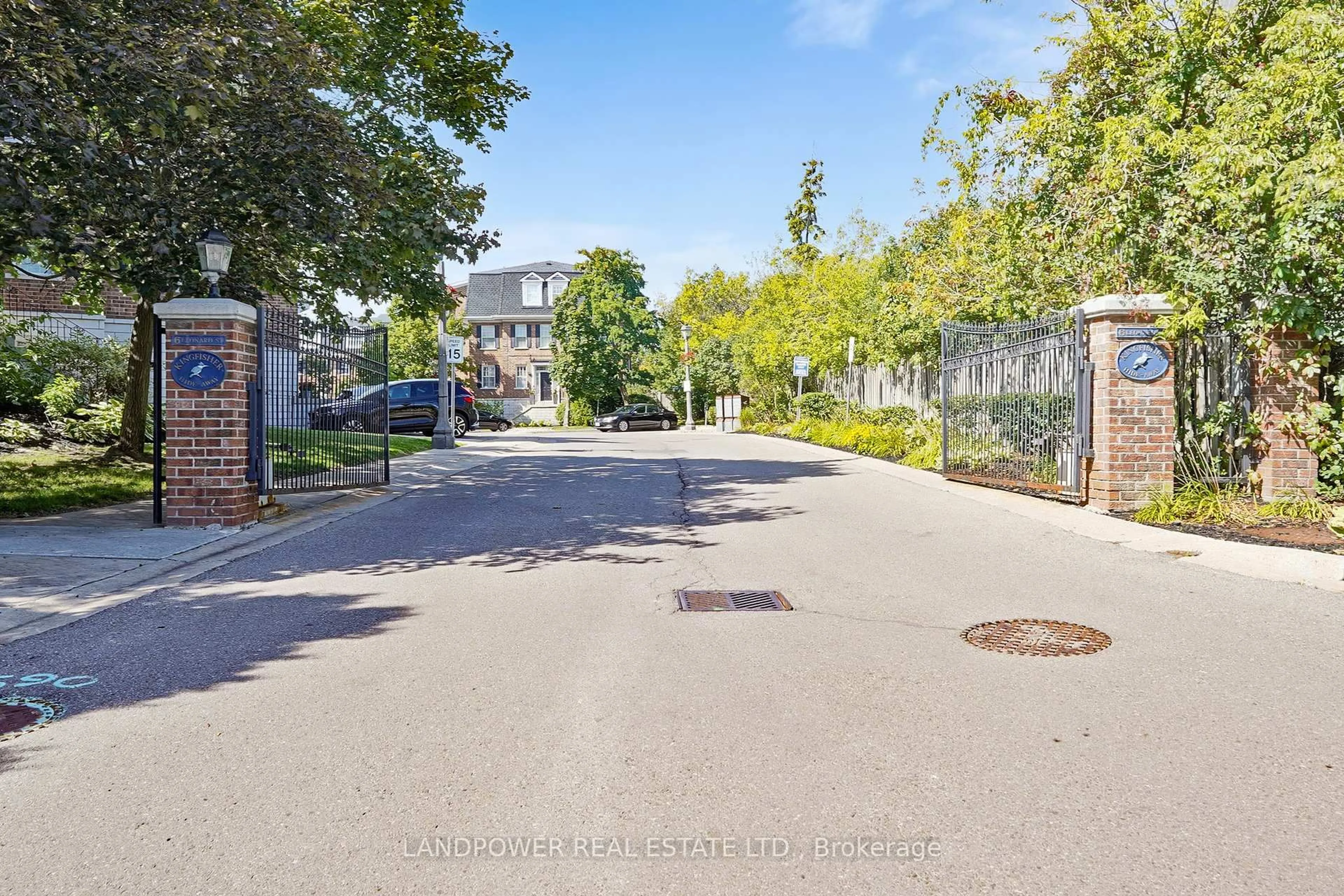 A pic from outside/outdoor area/front of a property/back of a property/a pic from drone, street for 6 Leonard St #33, Richmond Hill Ontario L4C 0L6