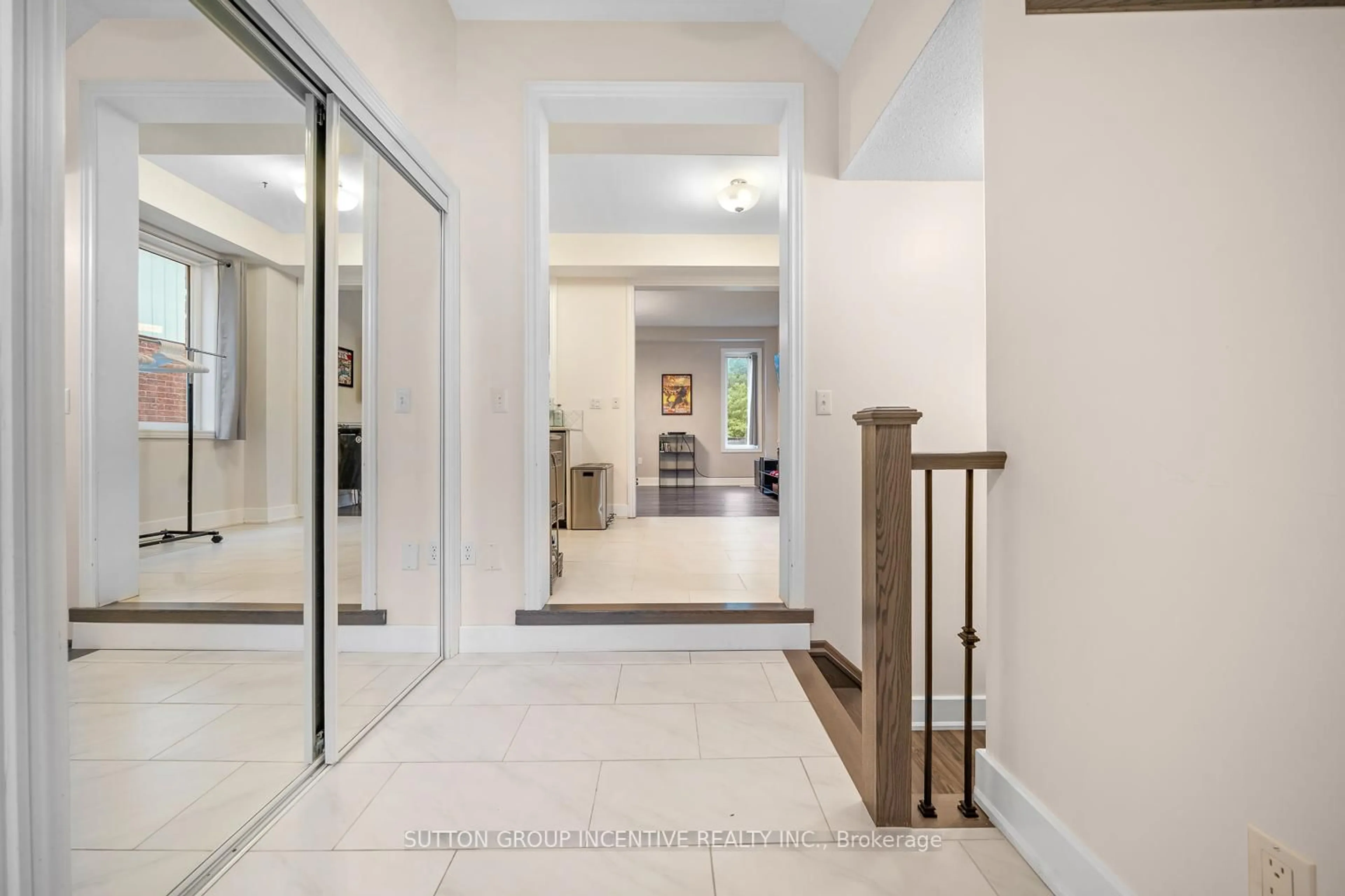 Indoor foyer for 105 COLLIER Cres, Essa Ontario L0M 1B5