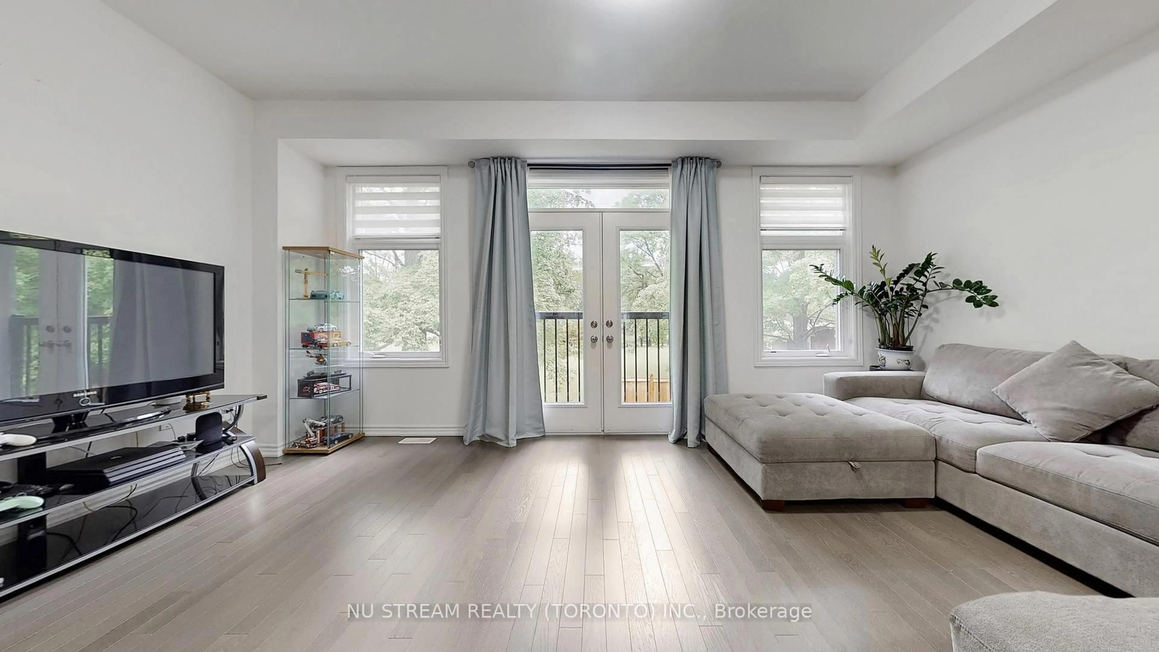 A pic of a room for 76 Puisaya Dr, Richmond Hill Ontario L4E 1A2