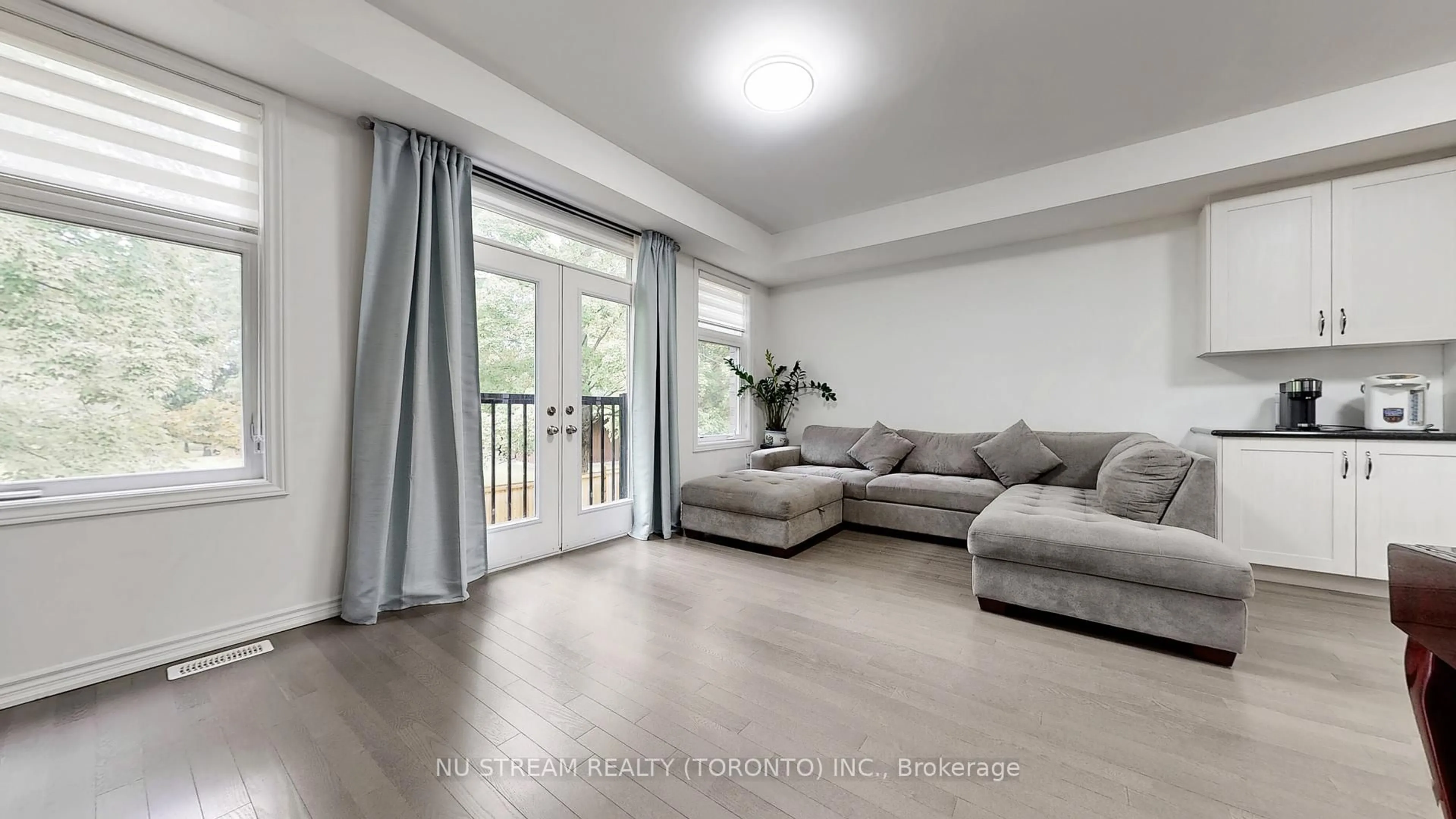Living room with furniture, wood/laminate floor for 76 Puisaya Dr, Richmond Hill Ontario L4E 1A2