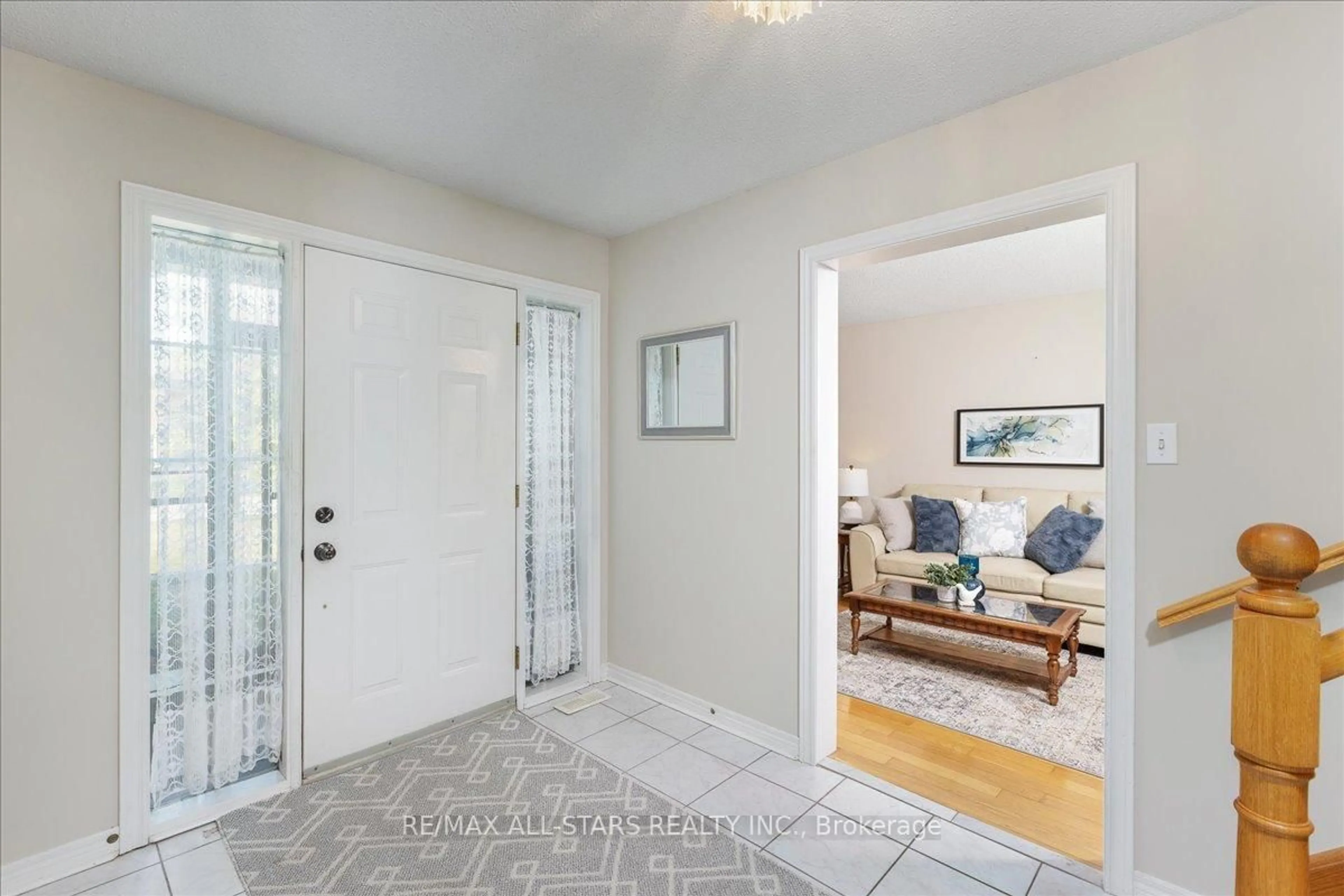 Indoor entryway for 16 Iveagh Dr, Georgina Ontario L4P 3X1