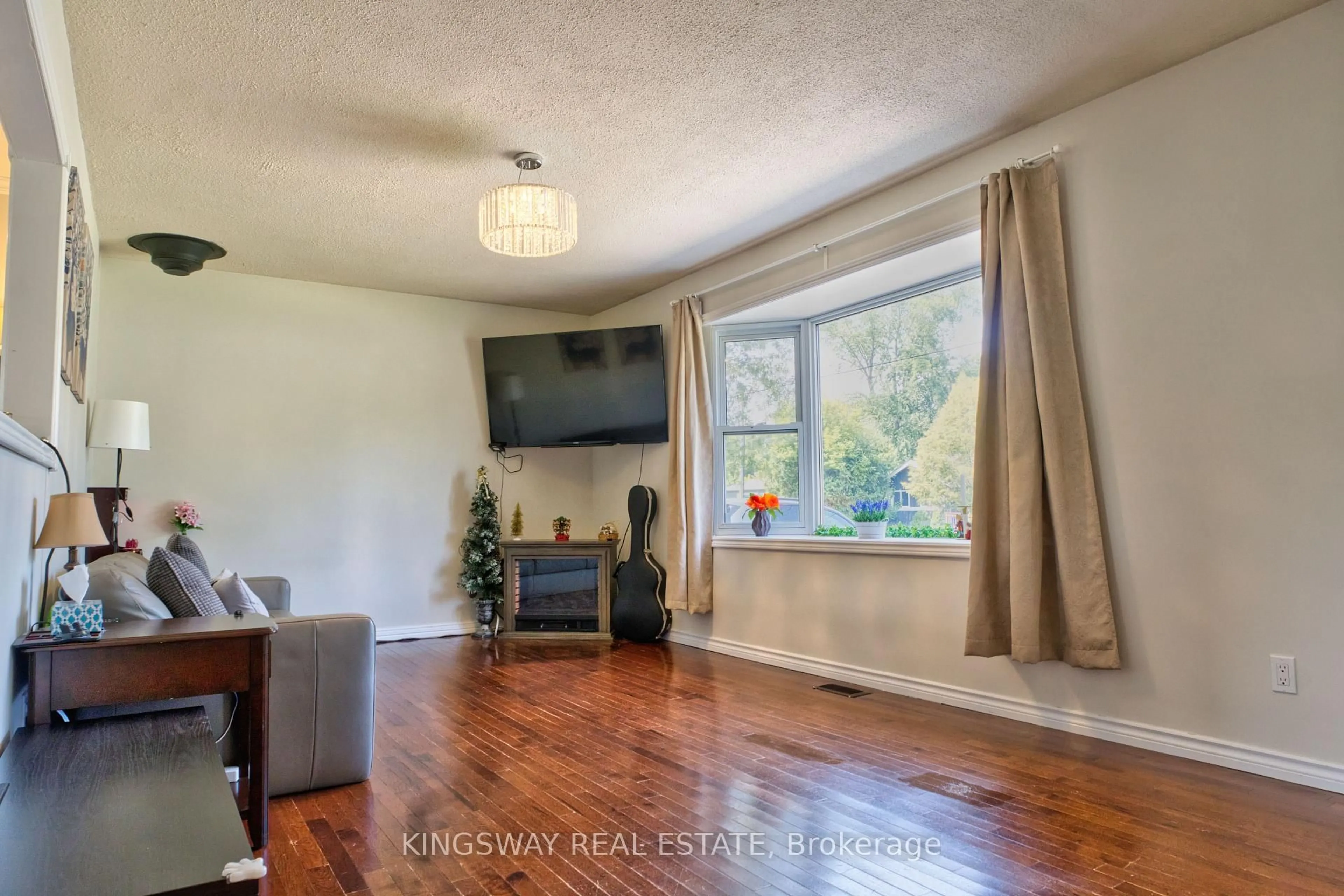 A pic of a room for 365 Adeline Dr, Georgina Ontario L4P 3C4