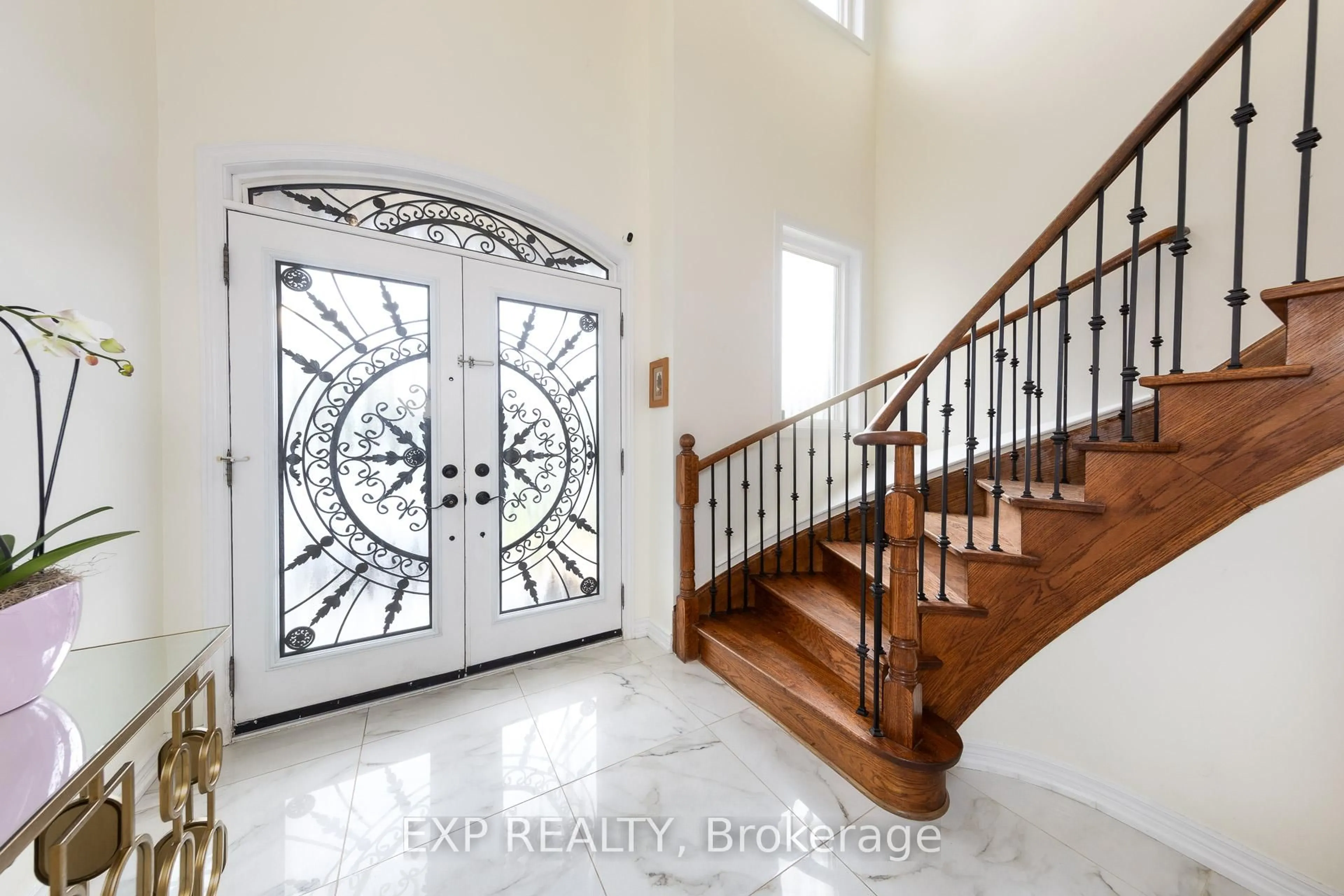 Indoor entryway for 305 Via Romano Blvd, Vaughan Ontario L6A 0J1