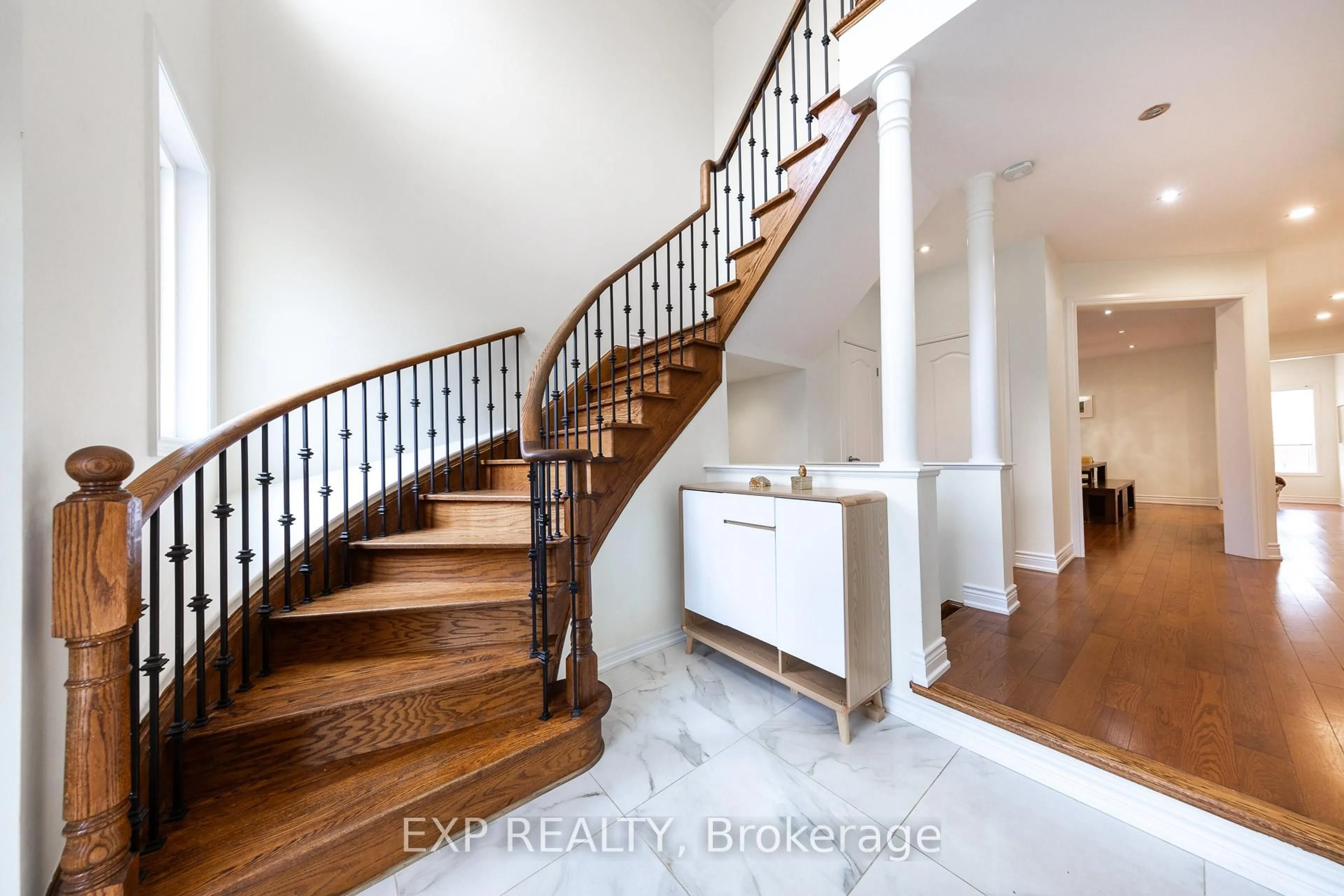 Indoor entryway for 305 Via Romano Blvd, Vaughan Ontario L6A 0J1