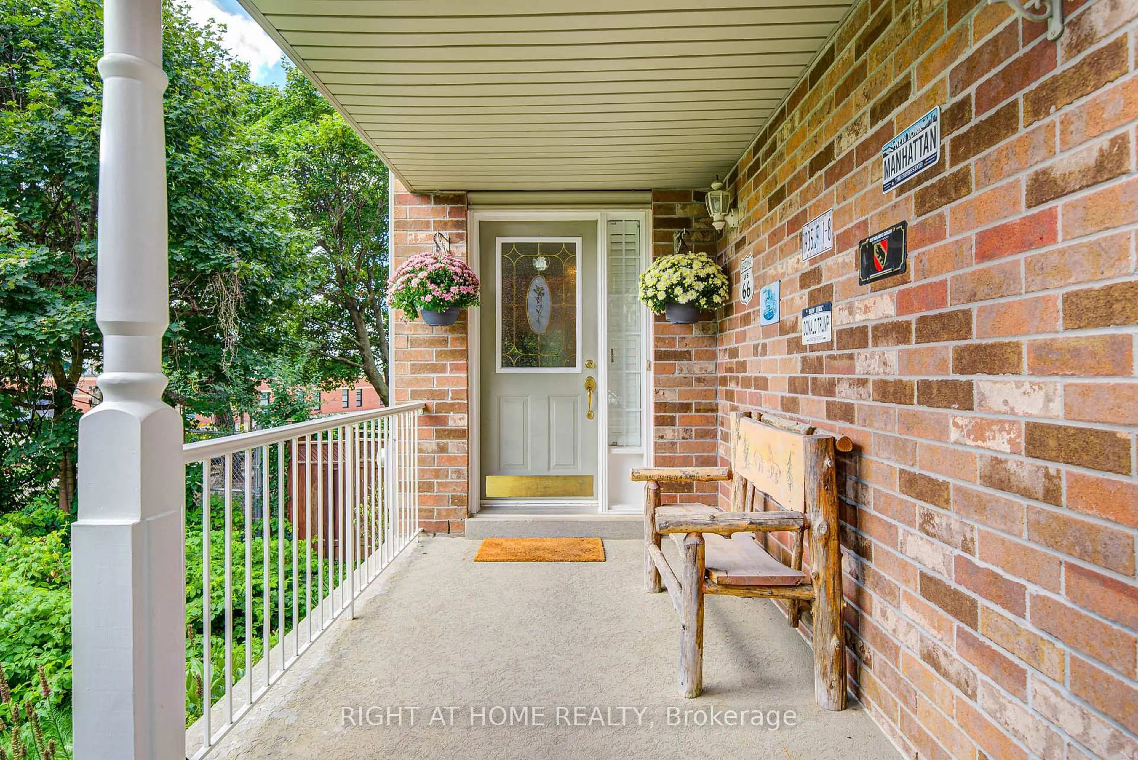 Indoor entryway for 28 Lorridge St, Richmond Hill Ontario L4E 3W4