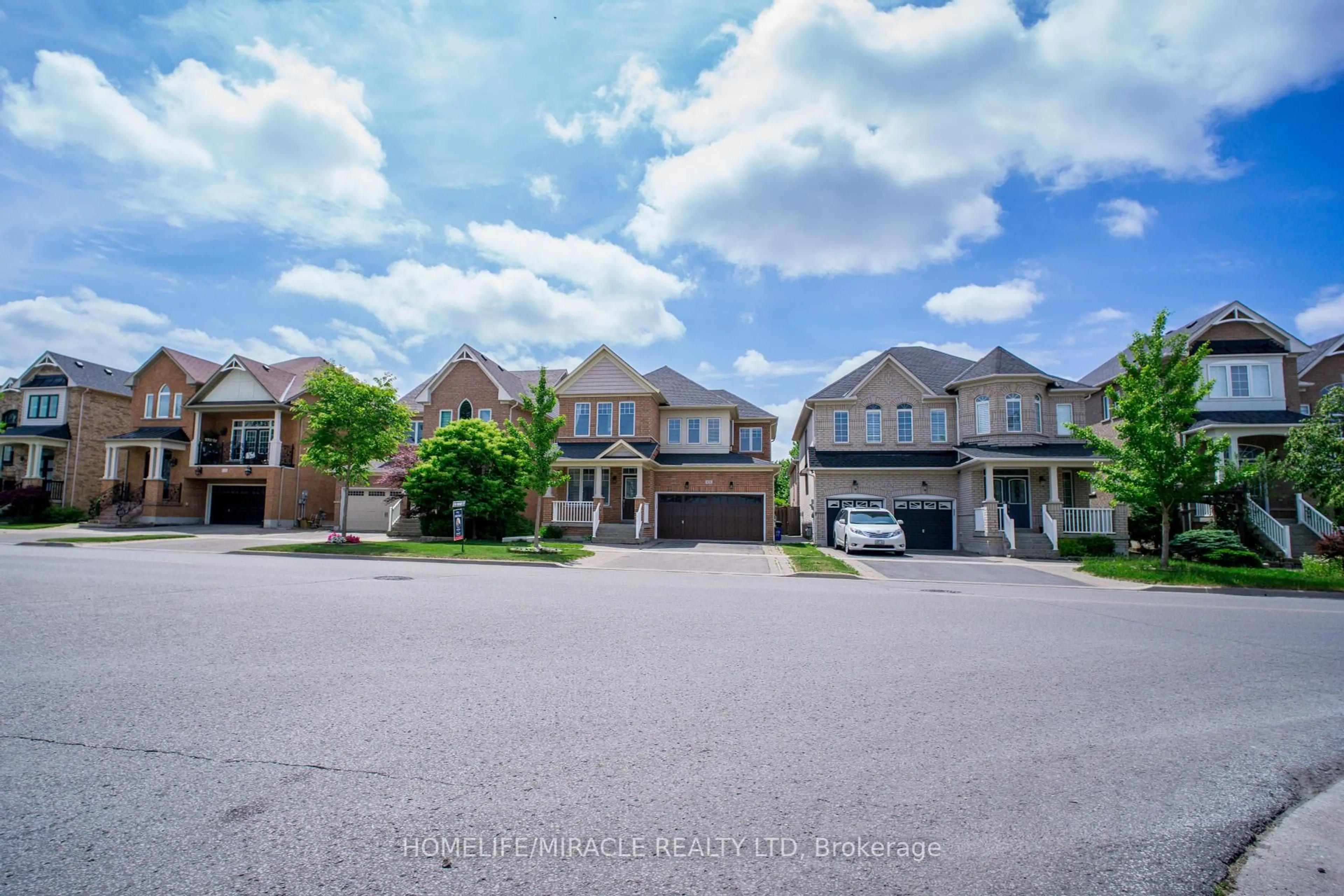 A pic from outside/outdoor area/front of a property/back of a property/a pic from drone, street for 824 Millard St, Whitchurch-Stouffville Ontario L4A 0B6