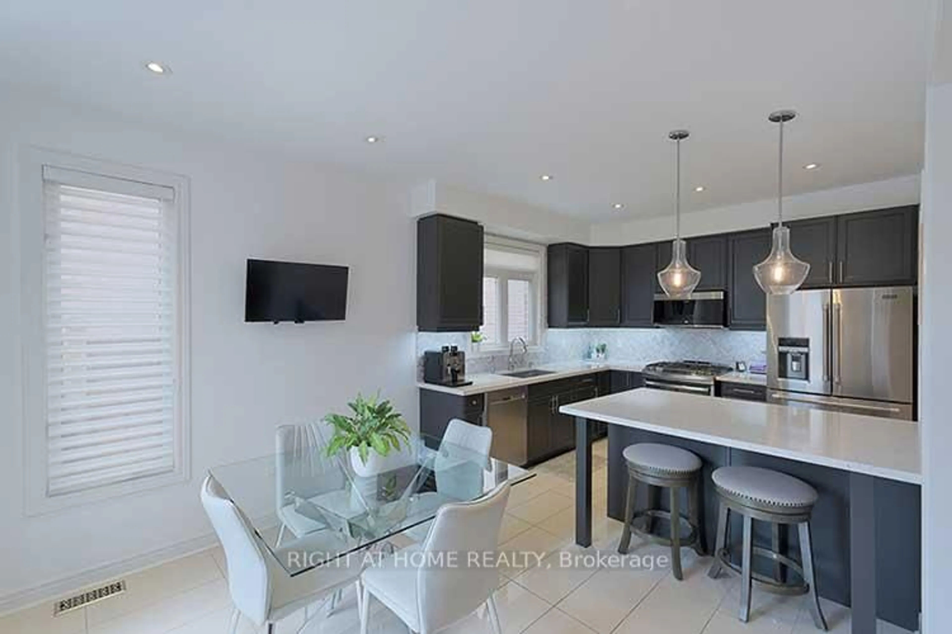 Contemporary kitchen, unknown for 159 McDonnell Cres, Bradford West Gwillimbury Ontario L3Z 0T8
