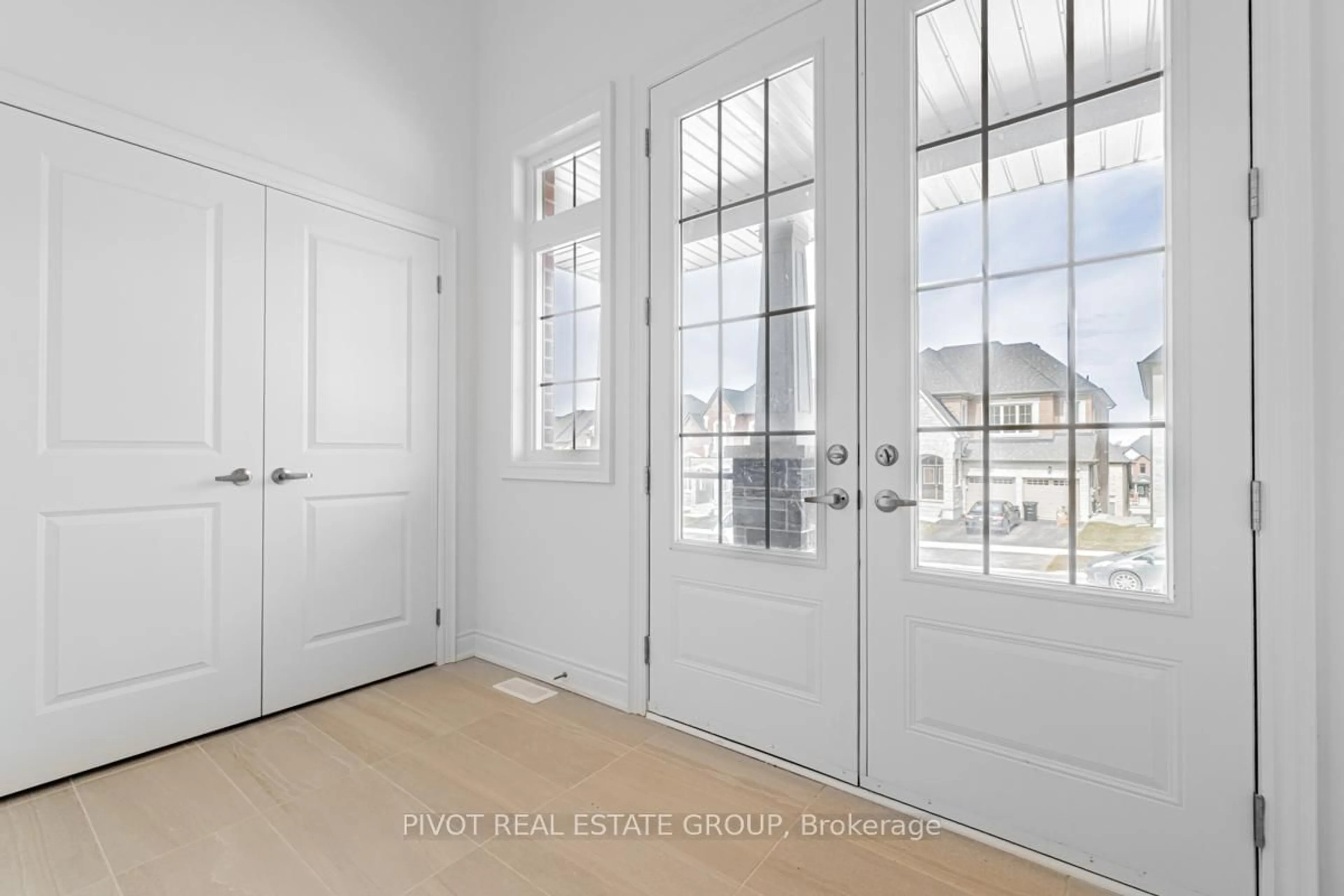 Indoor entryway for 133 Rowe St, Bradford West Gwillimbury Ontario L3Z 4M9
