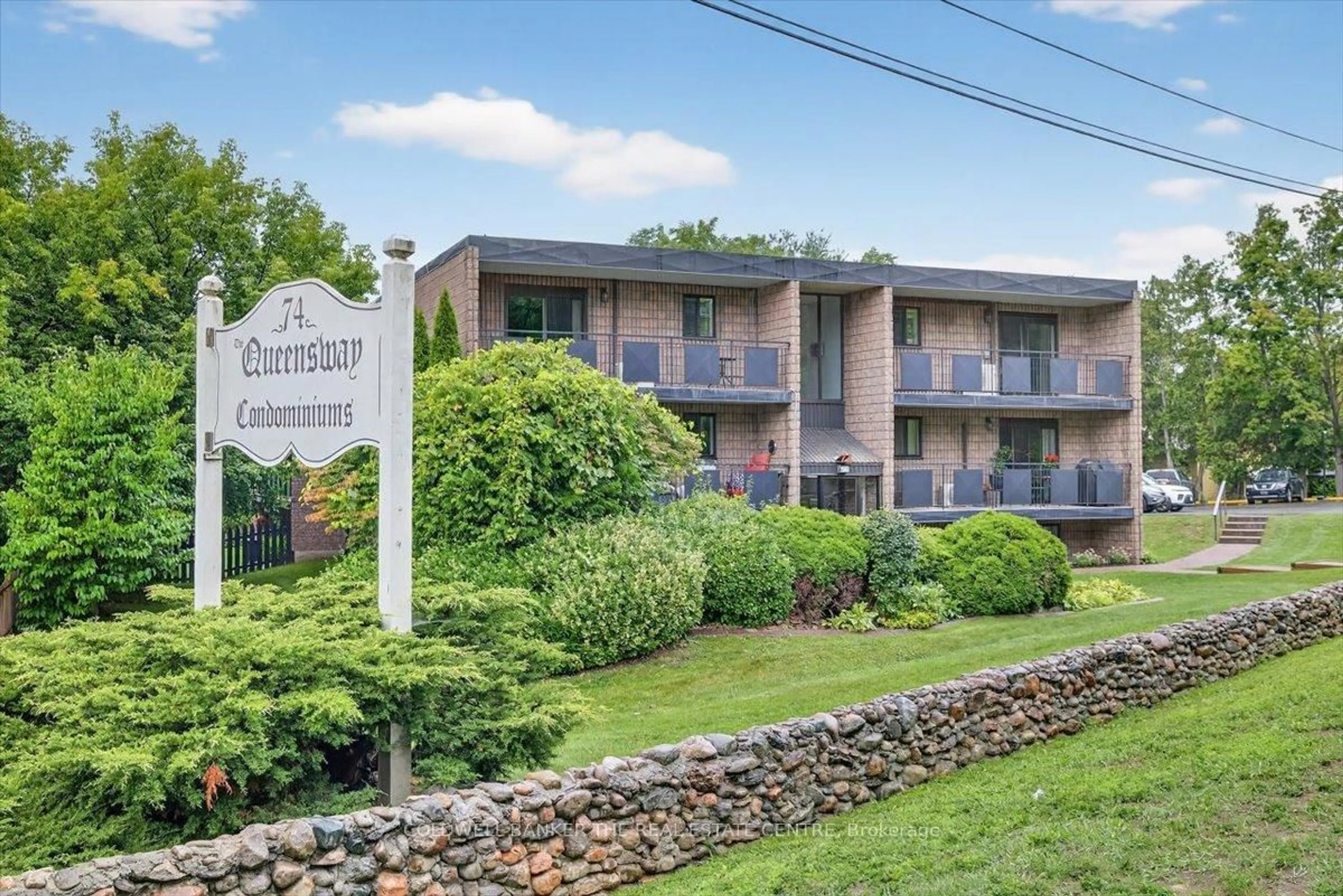 Patio, mountain view for 74 The Queensway S St #103, Georgina Ontario L4P 1Z3