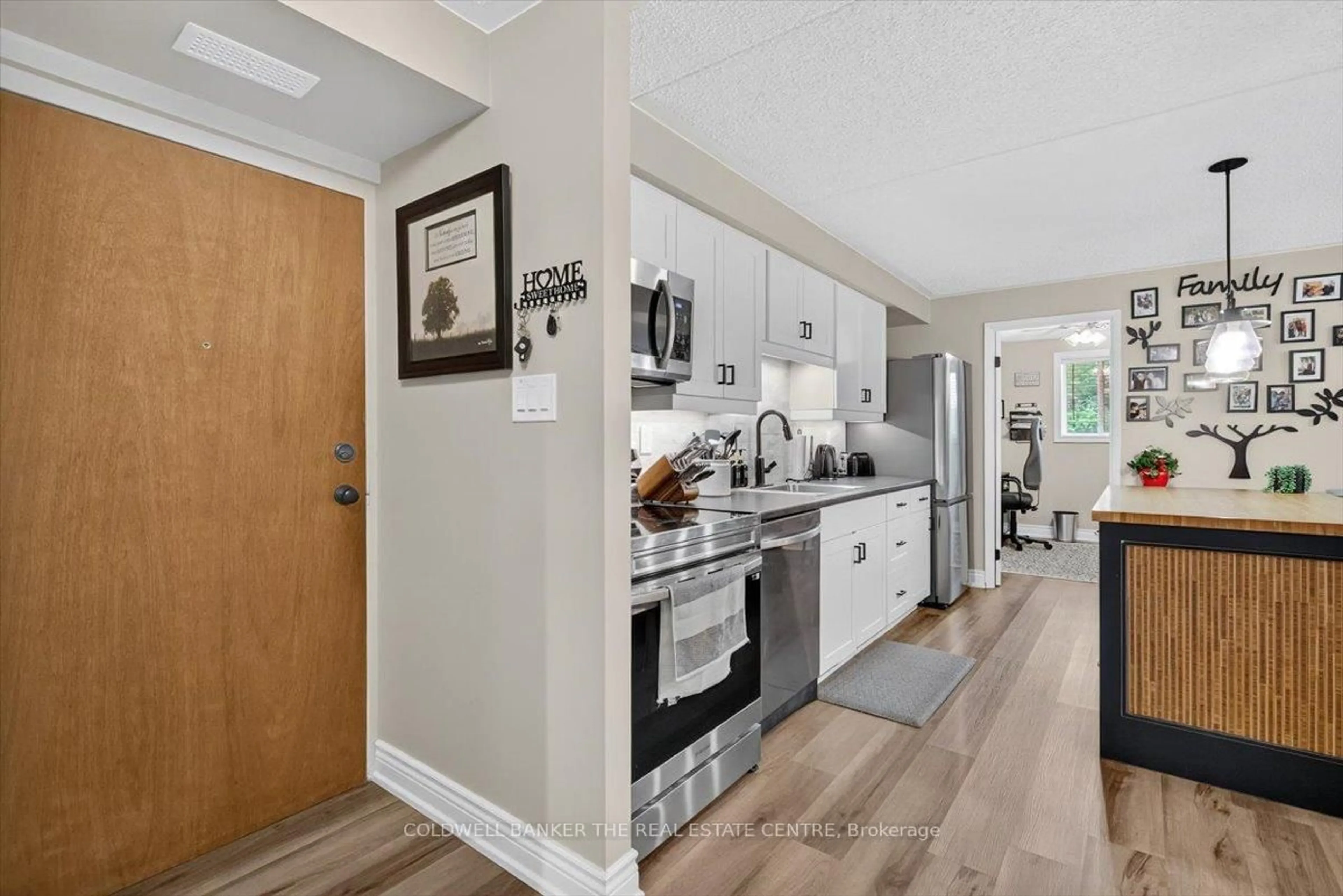 Open concept kitchen, ceramic/tile floor for 74 The Queensway S St #103, Georgina Ontario L4P 1Z3