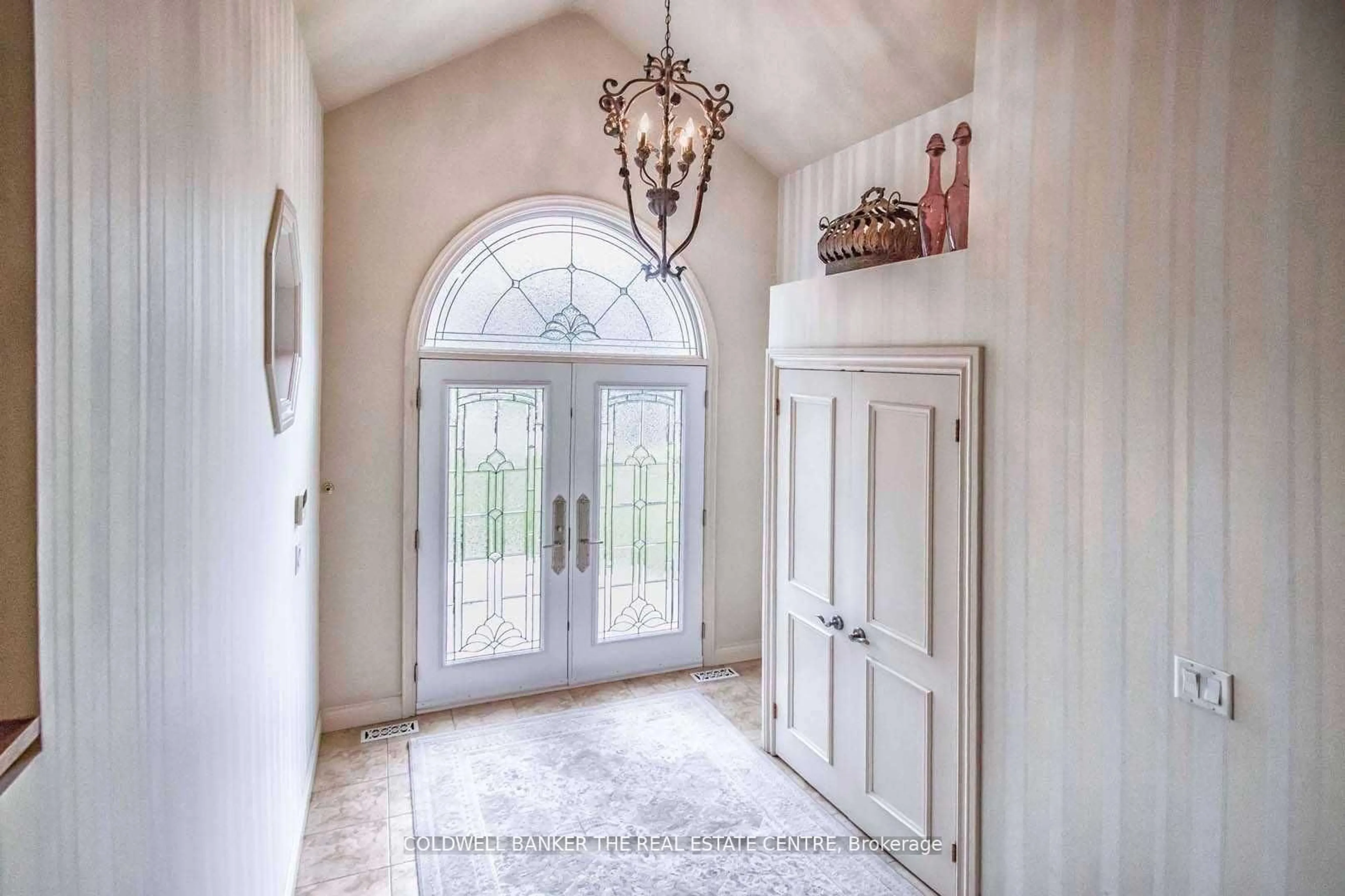 Indoor entryway for 4 Orlon Cres, Richmond Hill Ontario L4C 6S5