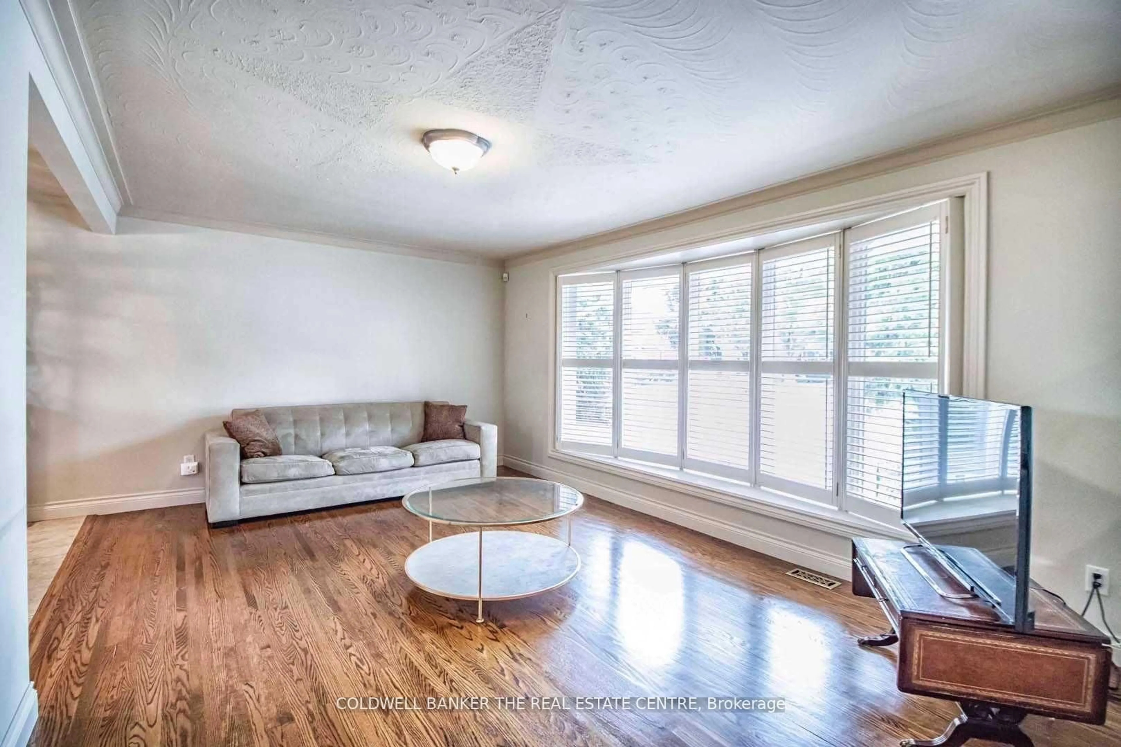 Living room with furniture, wood/laminate floor for 4 Orlon Cres, Richmond Hill Ontario L4C 6S5