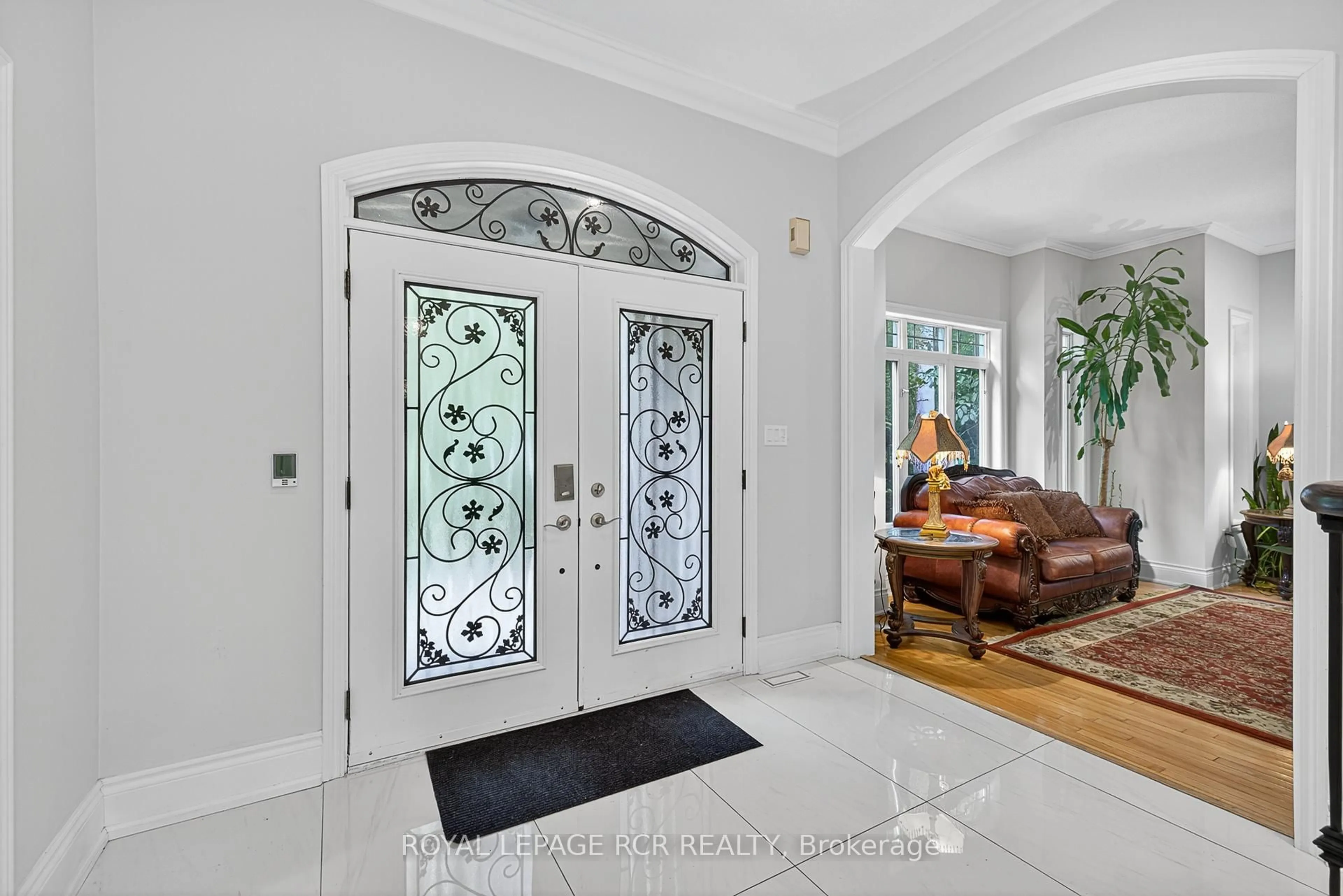 Indoor entryway for 45 Lake Woods Dr, Whitchurch-Stouffville Ontario L4A 1P1