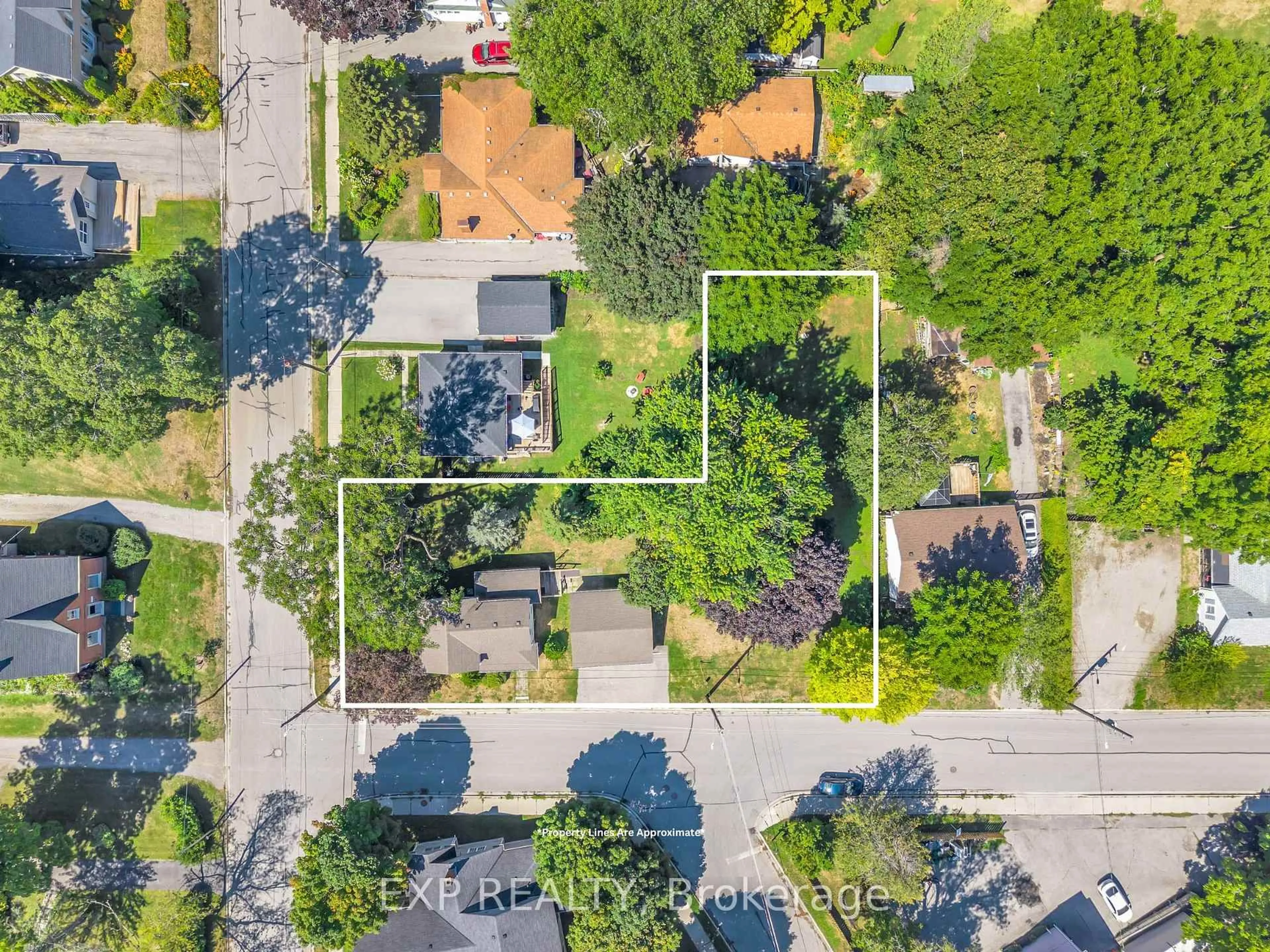 A pic from outside/outdoor area/front of a property/back of a property/a pic from drone, street for 39 River St, Georgina Ontario L0E 1R0