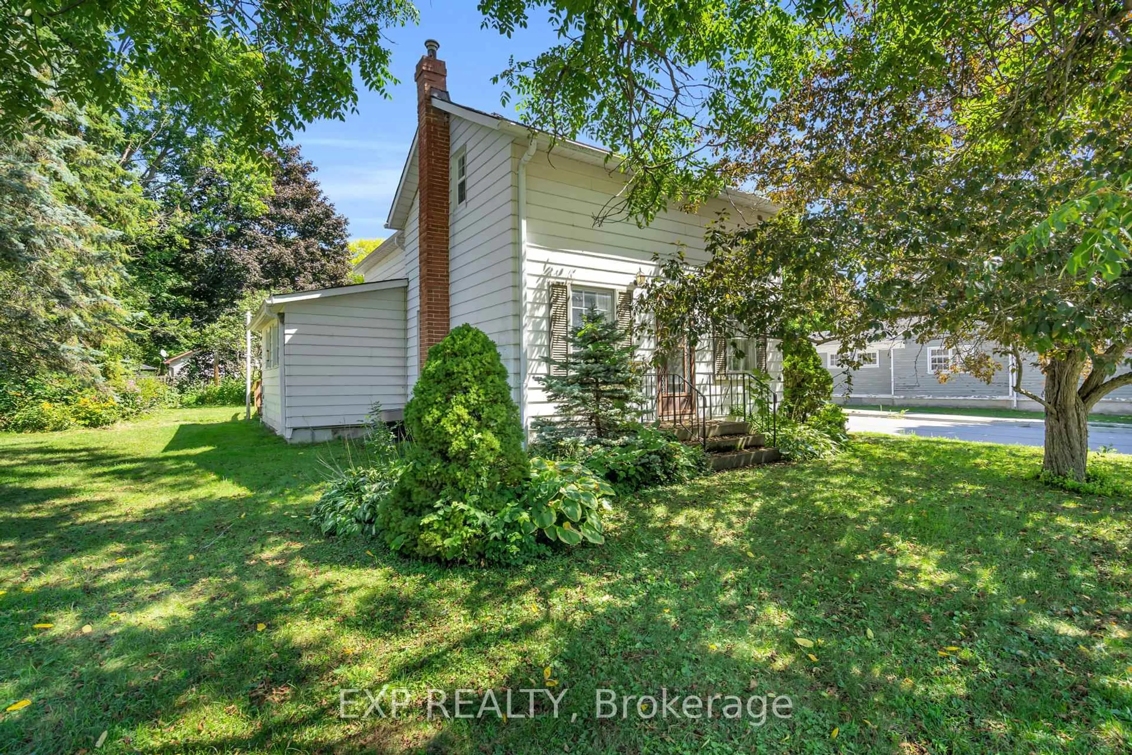 A pic from outside/outdoor area/front of a property/back of a property/a pic from drone, street for 39 River St, Georgina Ontario L0E 1R0