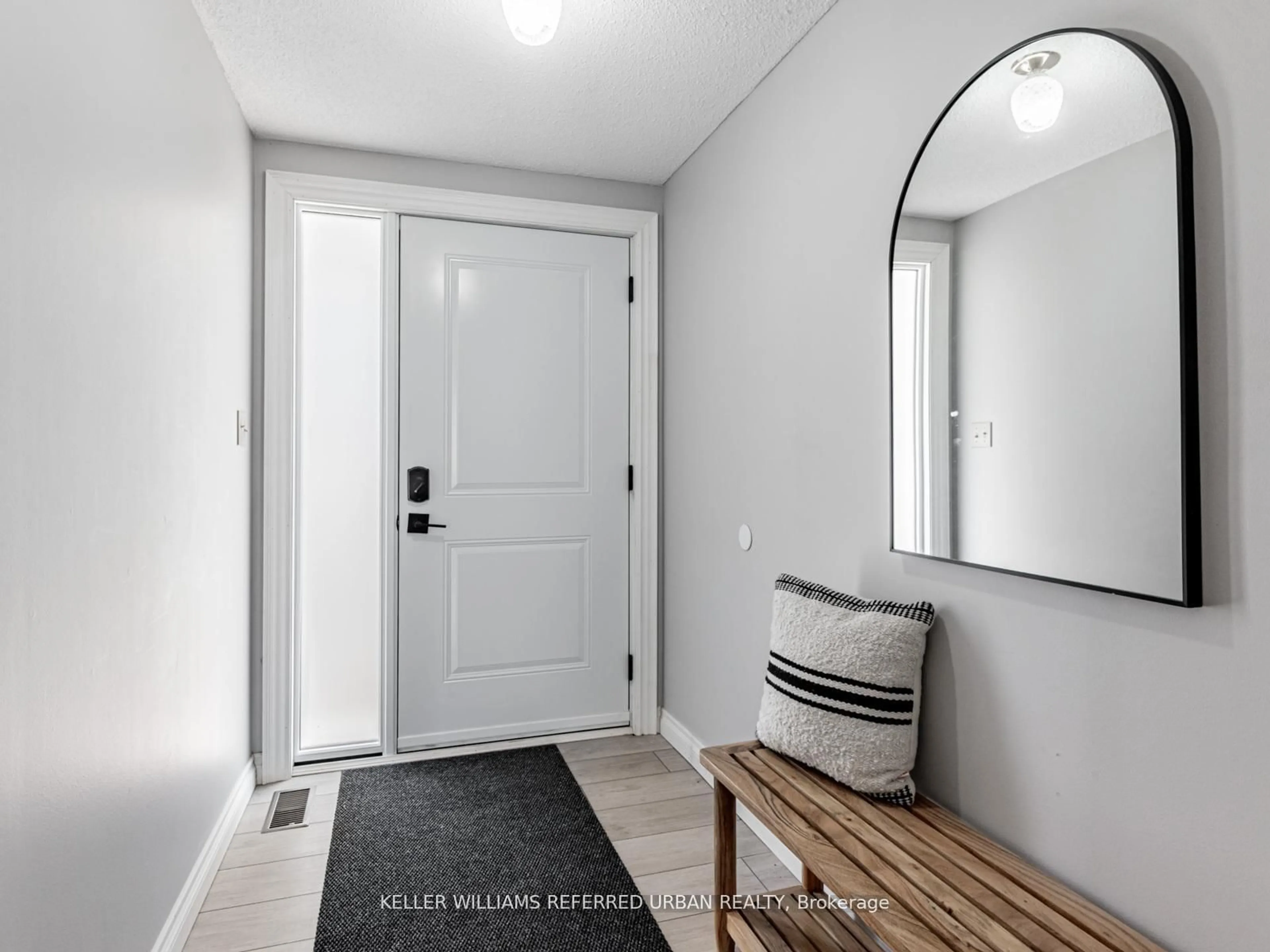 Indoor entryway for 114 Tecumseth Pines Dr, New Tecumseth Ontario L0G 1W0