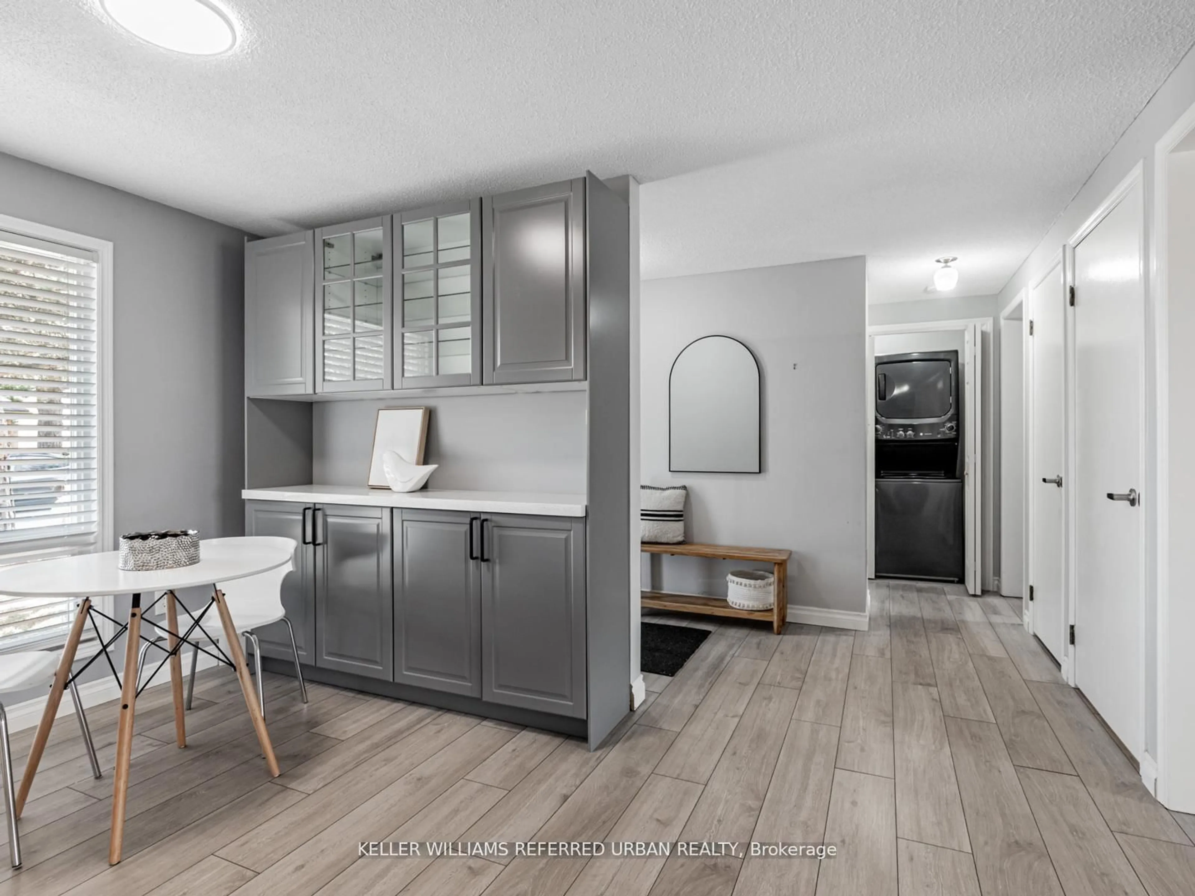 Open concept kitchen, unknown for 114 Tecumseth Pines Dr, New Tecumseth Ontario L0G 1W0