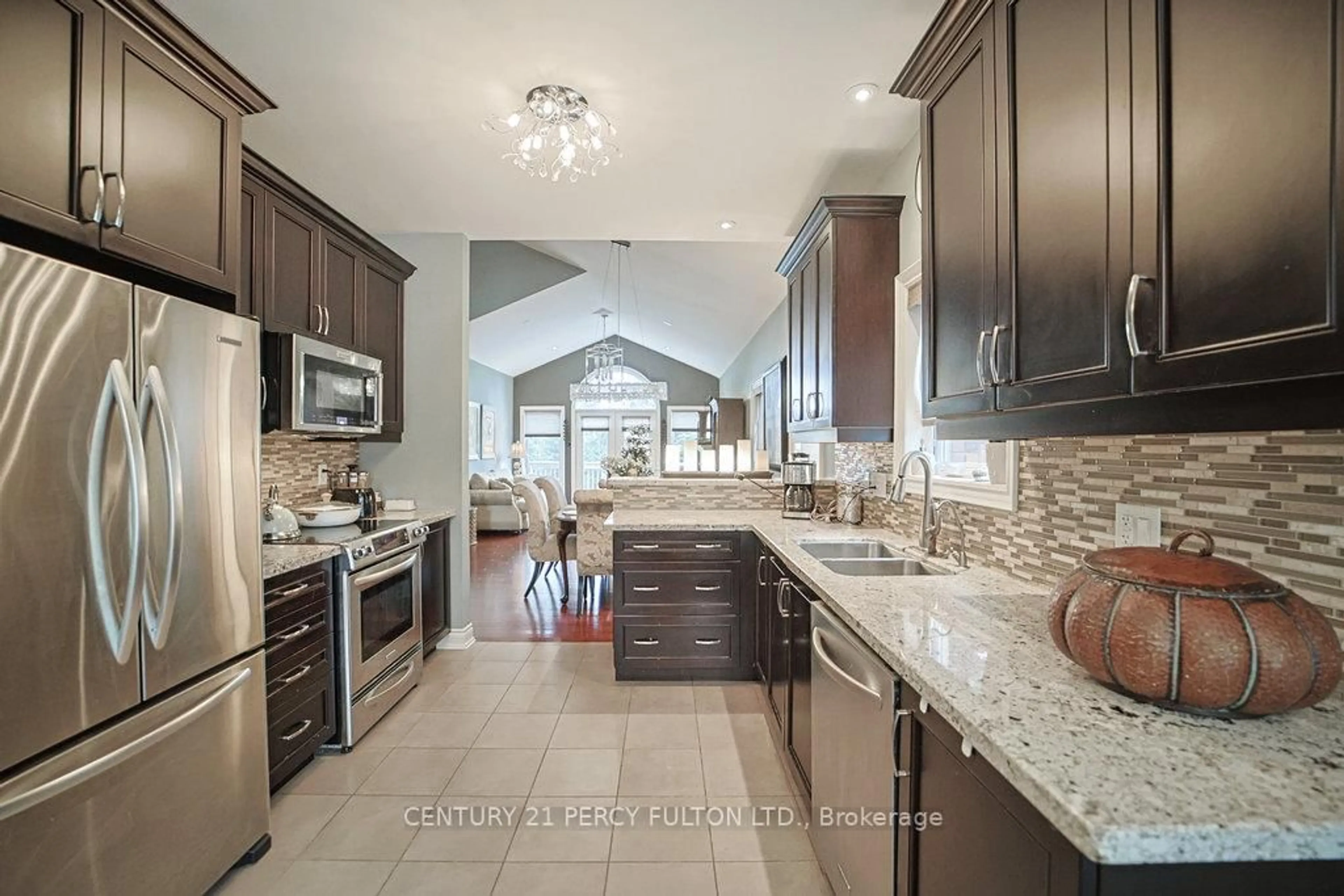 Contemporary kitchen, ceramic/tile floor for 159 Ridge Way, New Tecumseth Ontario L9R 0H3