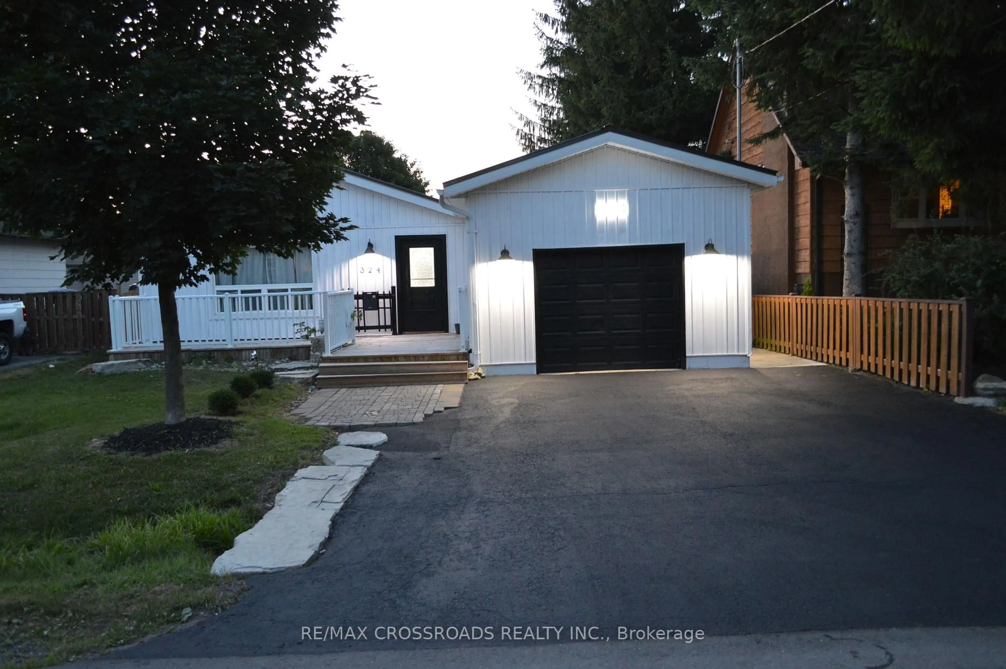 Indoor garage for 324 Tampa Dr, Georgina Ontario L4P 3A4