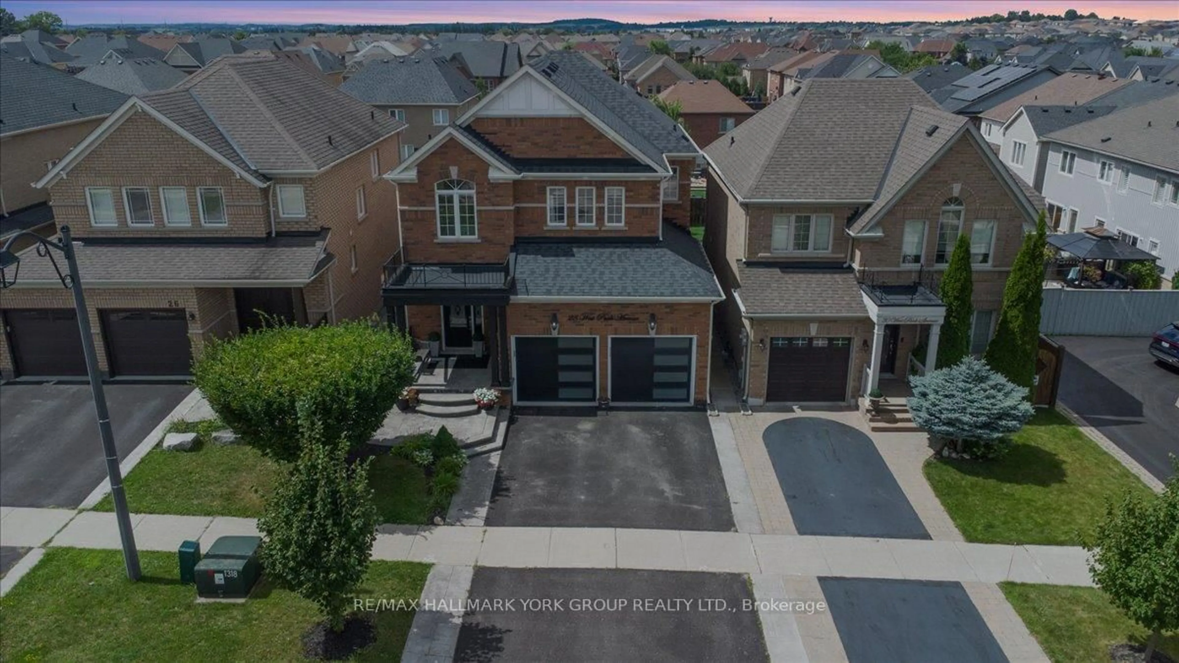 A pic from outside/outdoor area/front of a property/back of a property/a pic from drone, street for 28 West Park Ave, Bradford West Gwillimbury Ontario L3Z 0A8