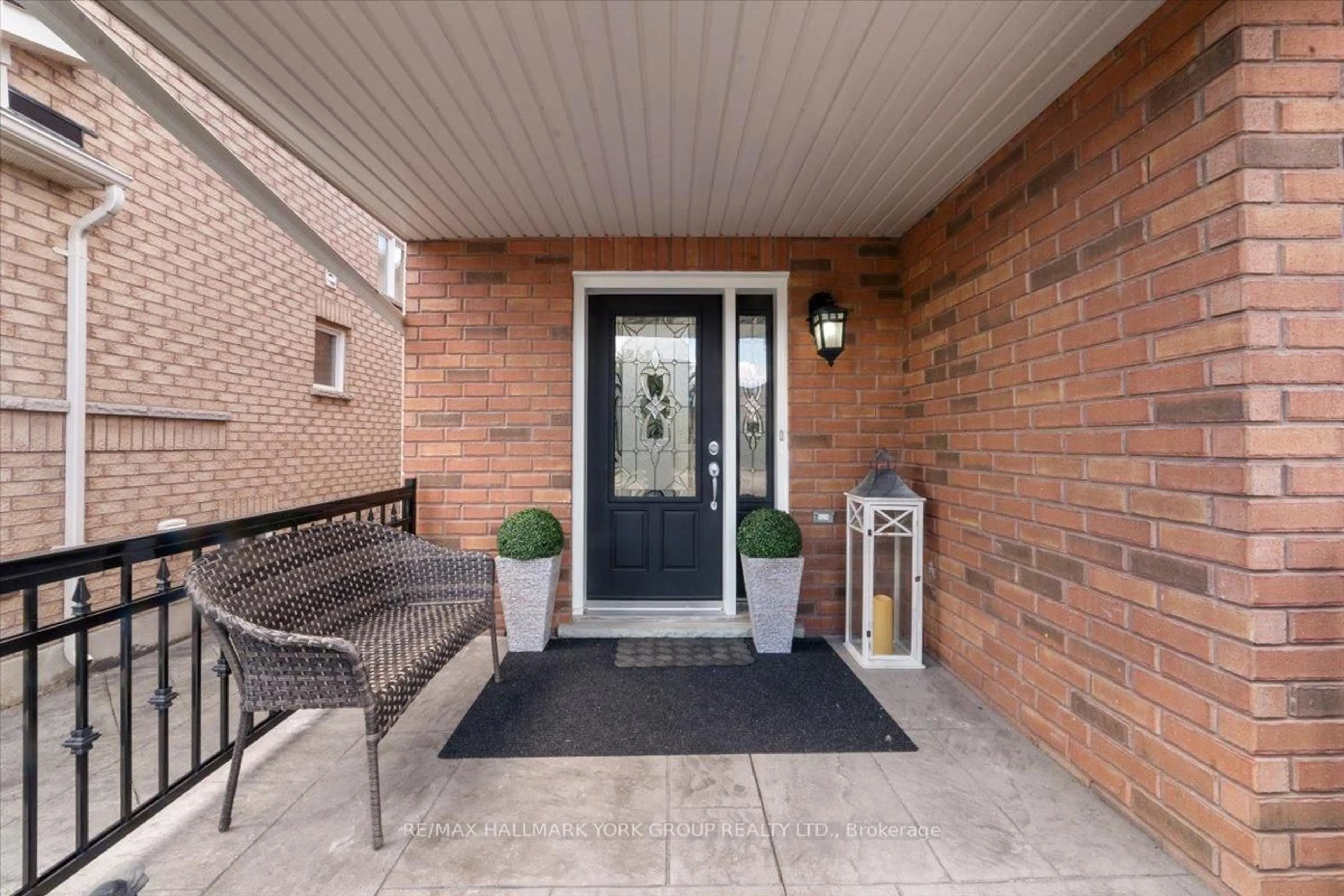 Indoor entryway for 28 West Park Ave, Bradford West Gwillimbury Ontario L3Z 0A8