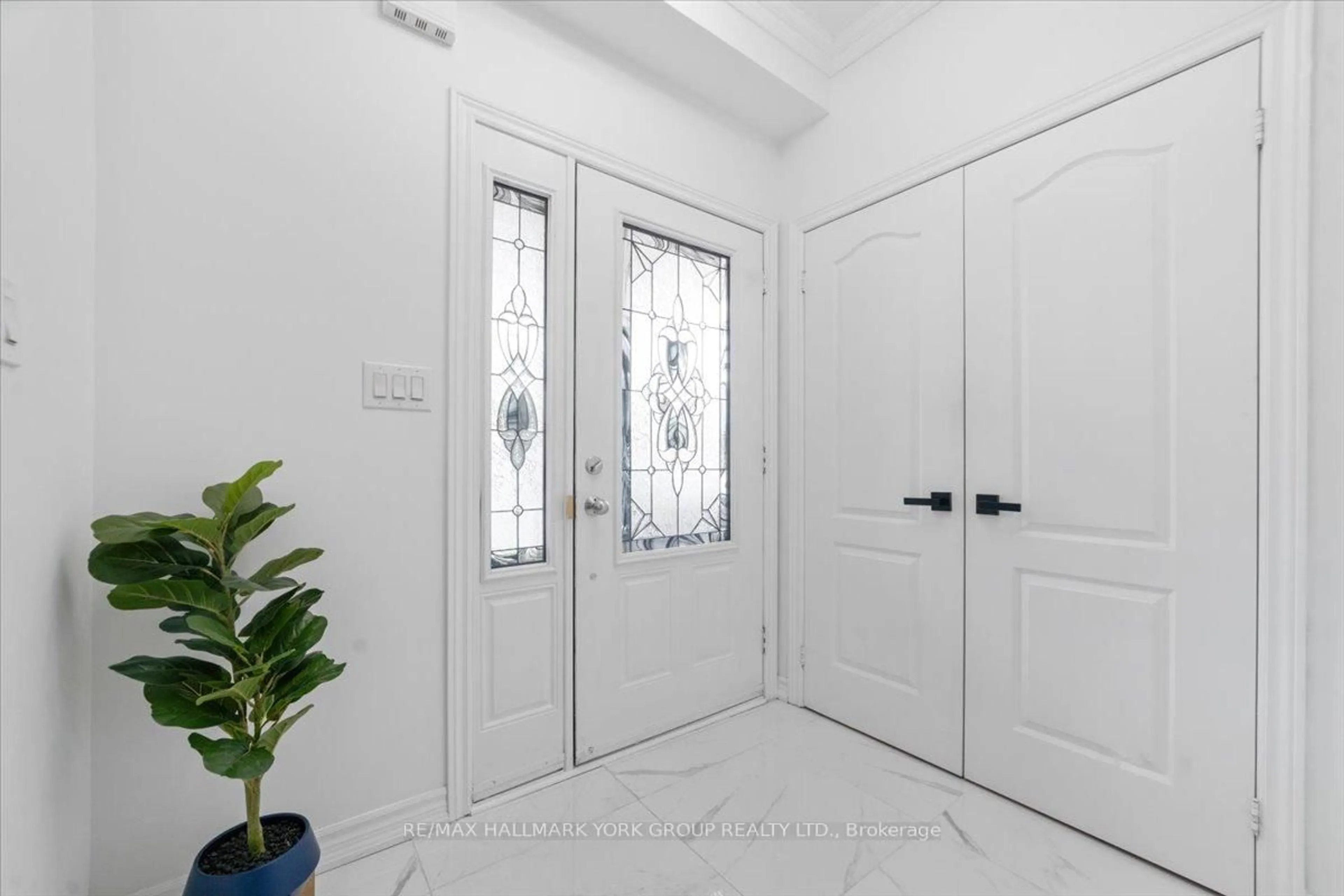 Indoor entryway for 28 West Park Ave, Bradford West Gwillimbury Ontario L3Z 0A8