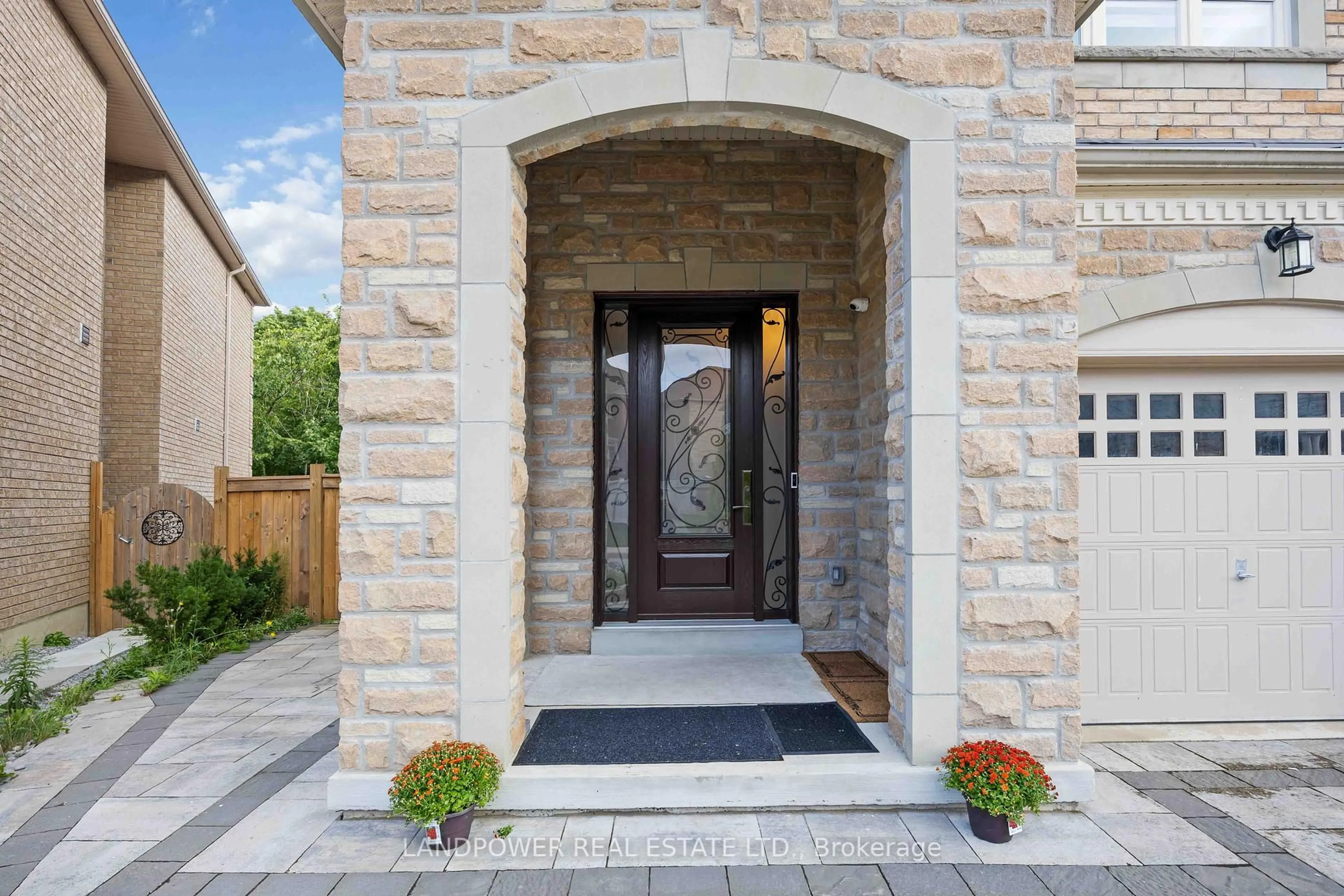 Indoor entryway for 71 Meadowsweet Lane, Richmond Hill Ontario L4E 1B9