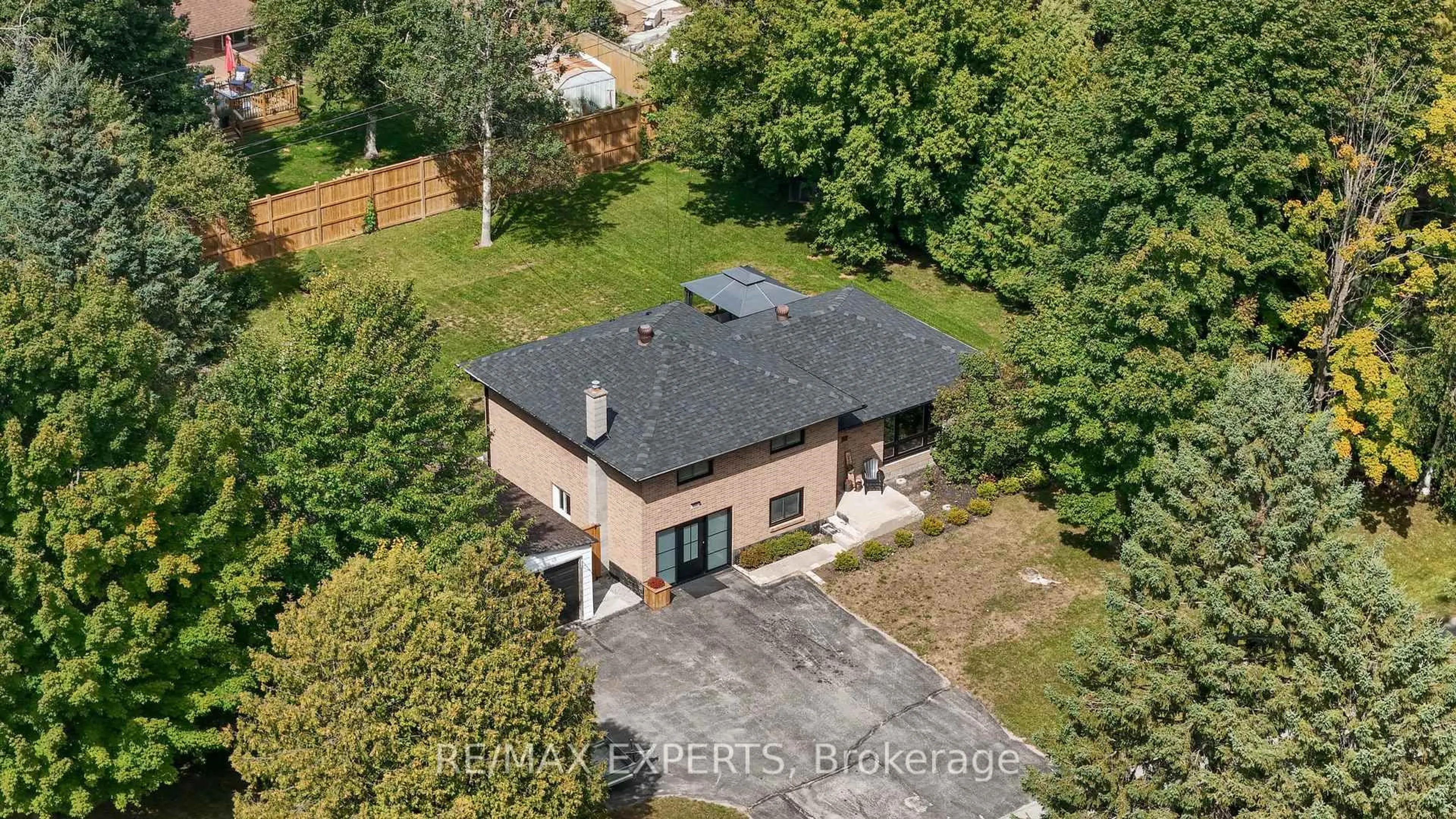 A pic from outside/outdoor area/front of a property/back of a property/a pic from drone, street for 211 Cindy Lane, Essa Ontario L0M 1B0