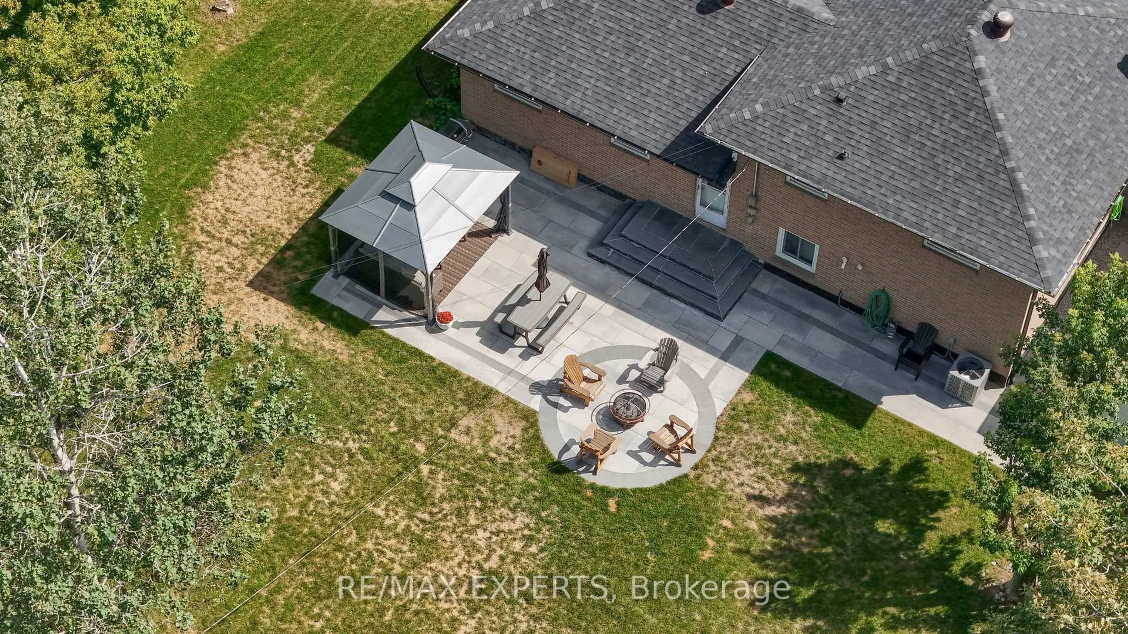 A pic from outside/outdoor area/front of a property/back of a property/a pic from drone, street for 211 Cindy Lane, Essa Ontario L0M 1B0