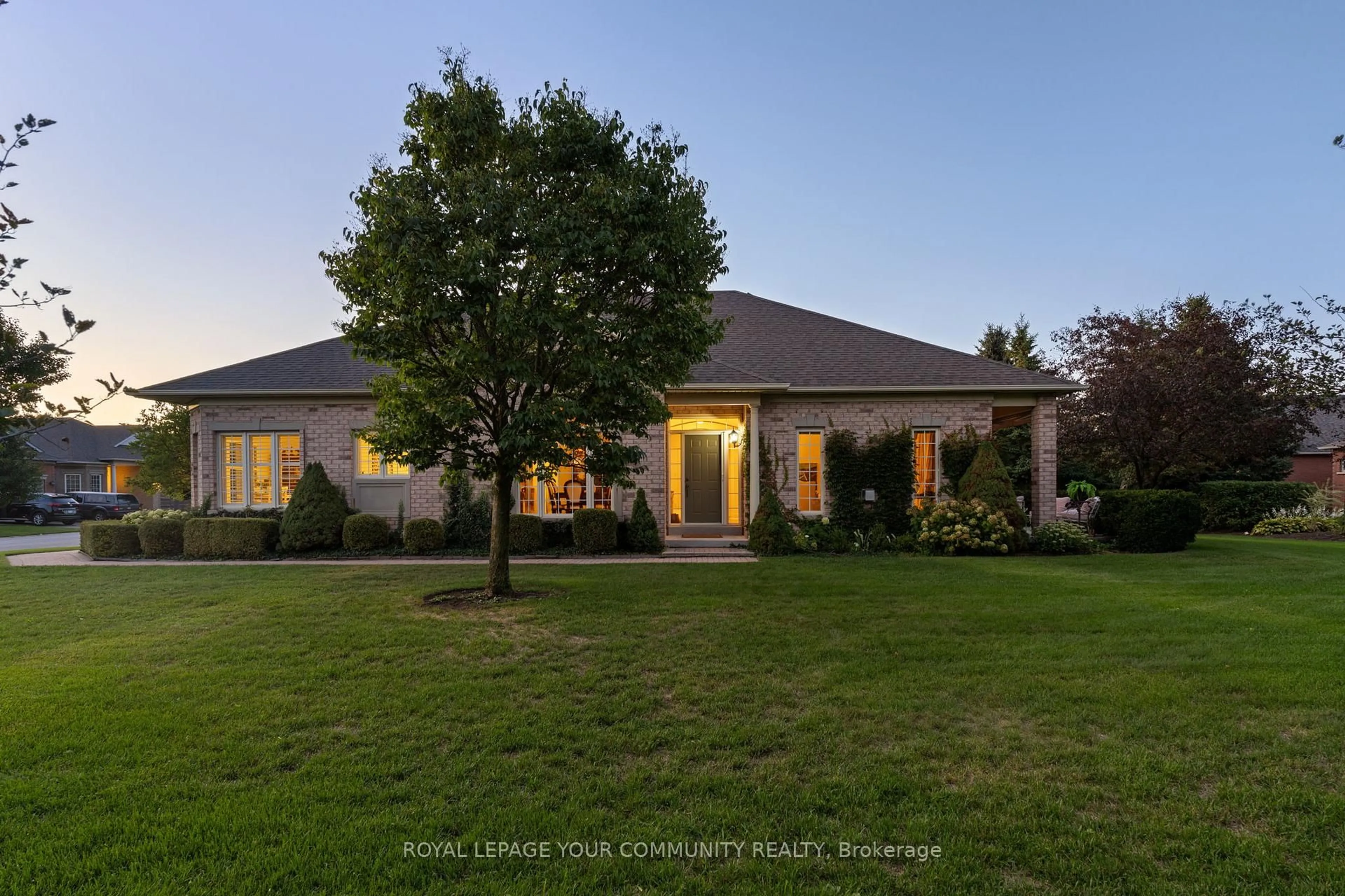 A pic from outside/outdoor area/front of a property/back of a property/a pic from drone, street for 27 Faldos Flight, Whitchurch-Stouffville Ontario L4A 1M8