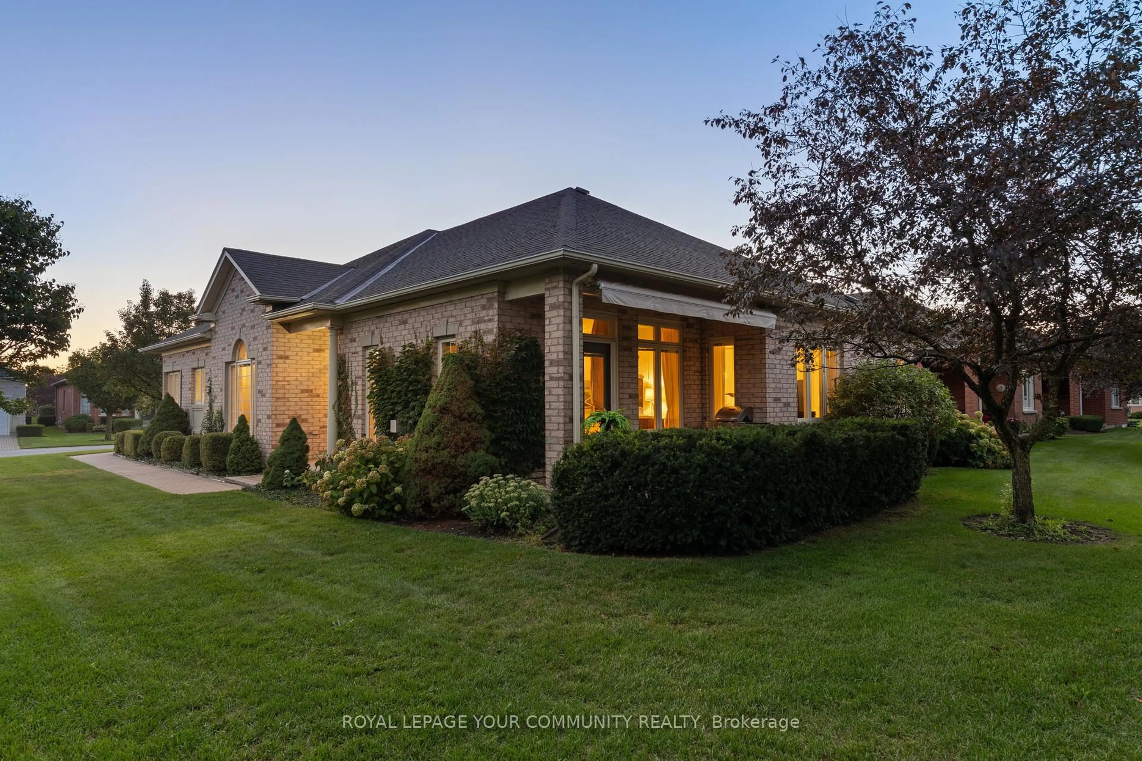 Home with brick exterior material, street for 27 Faldos Flight, Whitchurch-Stouffville Ontario L4A 1M8