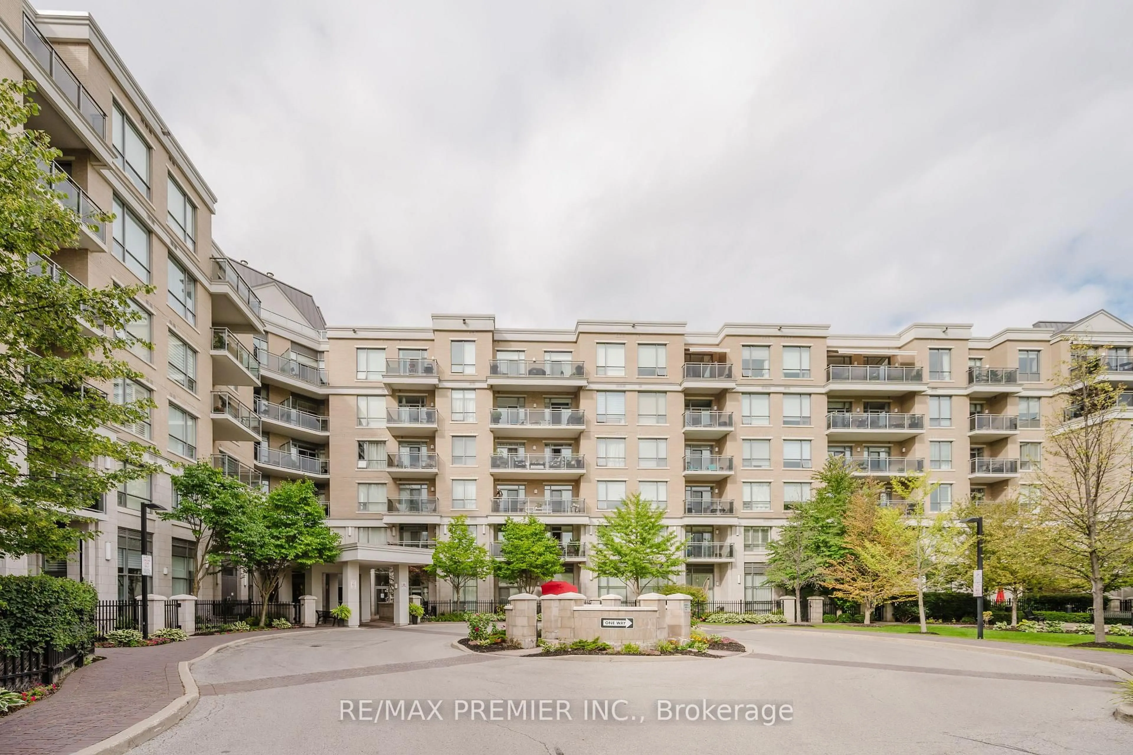 A pic from outside/outdoor area/front of a property/back of a property/a pic from drone, unknown for 111 Civic Square Gate #215, Aurora Ontario L4G 0S6