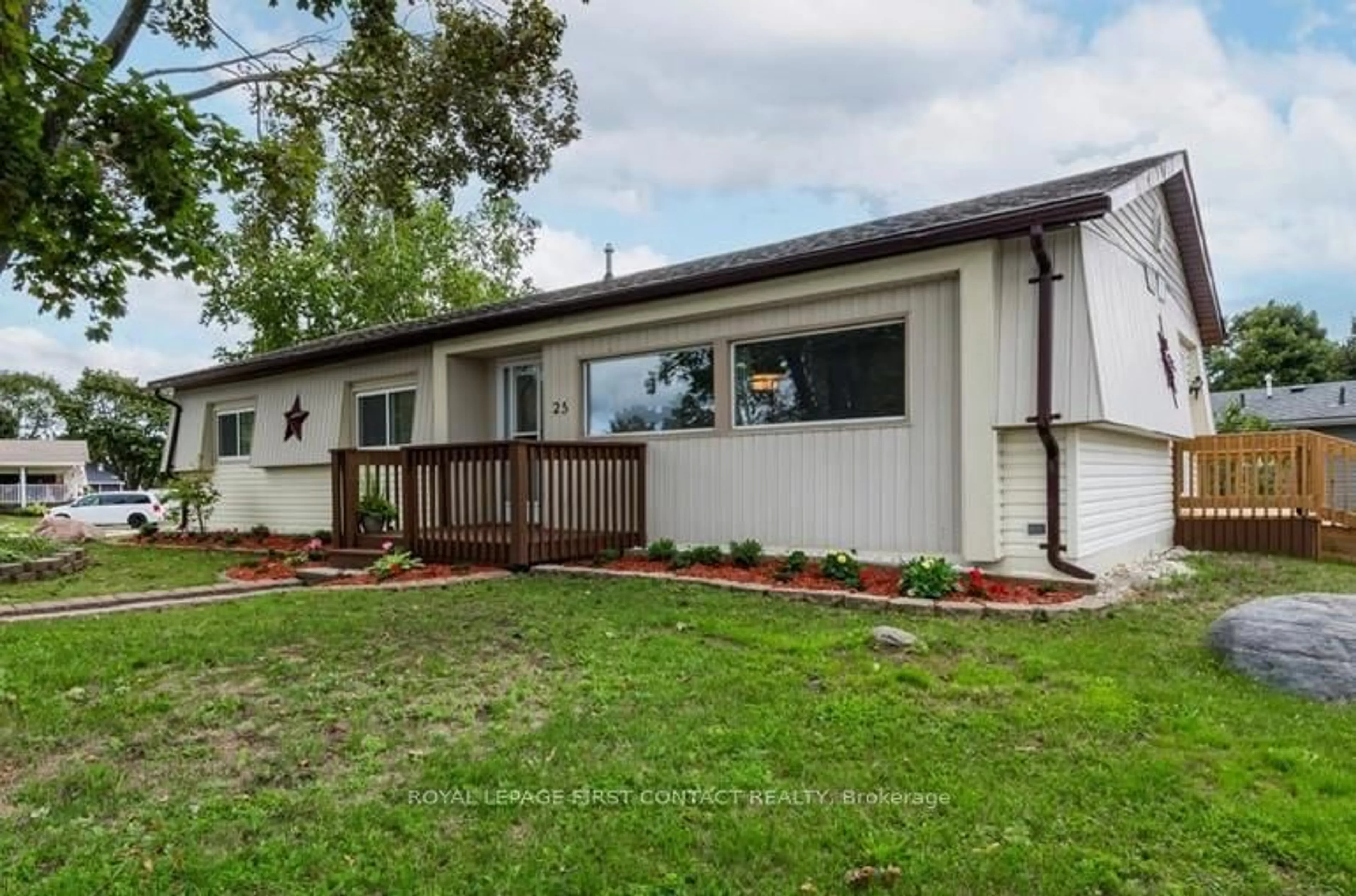 Home with vinyl exterior material, street for 25 Hawthorne Dr, Innisfil Ontario L9S 1P1