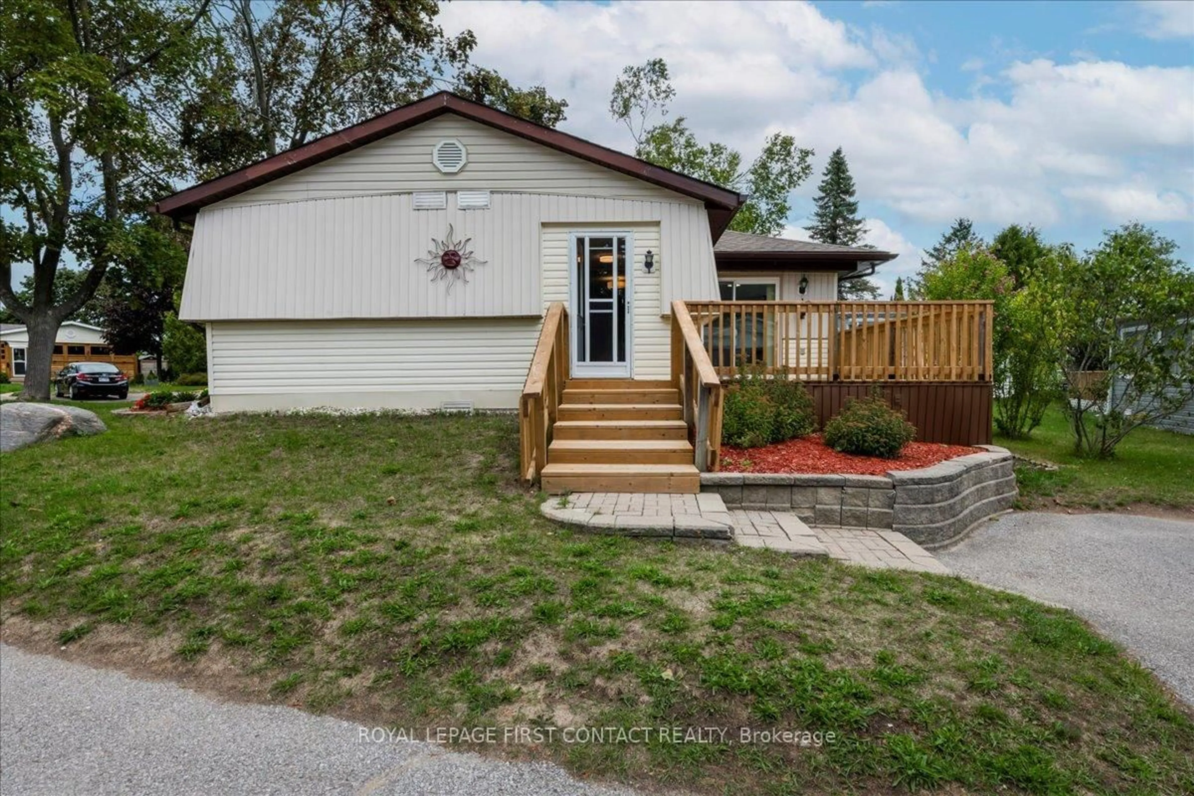Home with vinyl exterior material, street for 25 Hawthorne Dr, Innisfil Ontario L9S 1P1